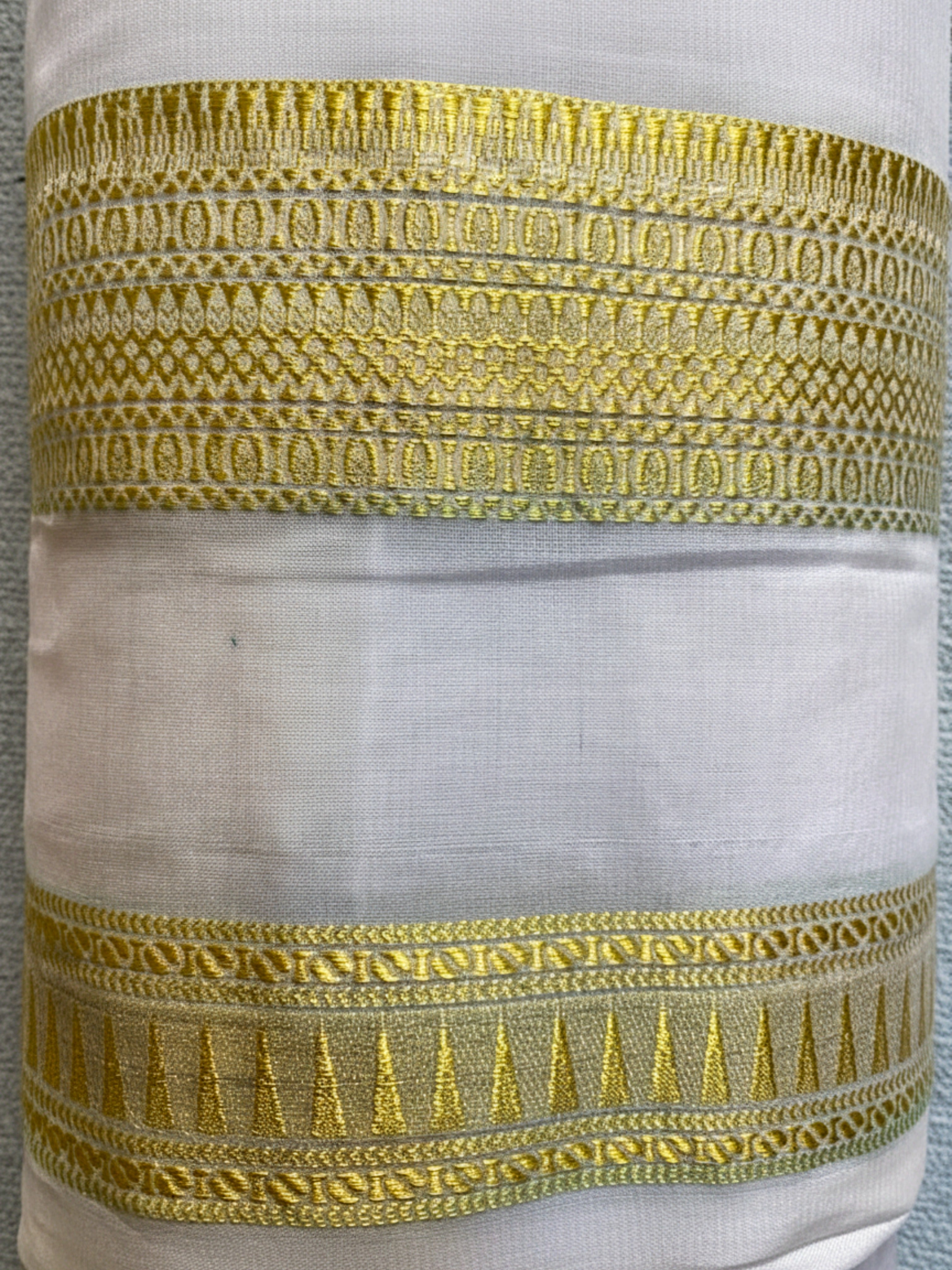 Exquisite Pure Bengaluru Silk Crepe Saree with Gold Zari Borders