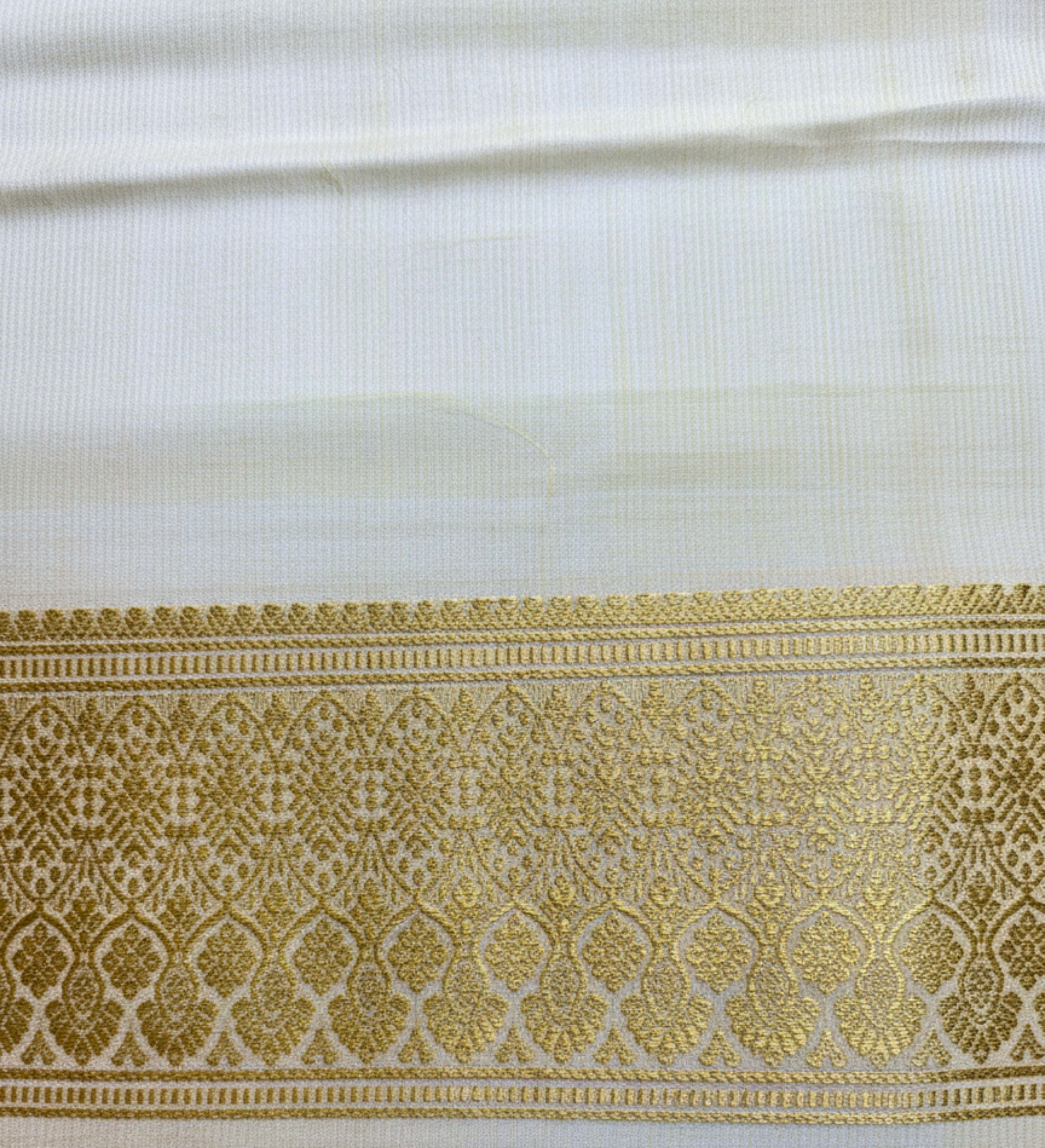 Exquisite Pure Bengaluru Silk Crepe Saree with Gold Border | Polka Dots and Stripes