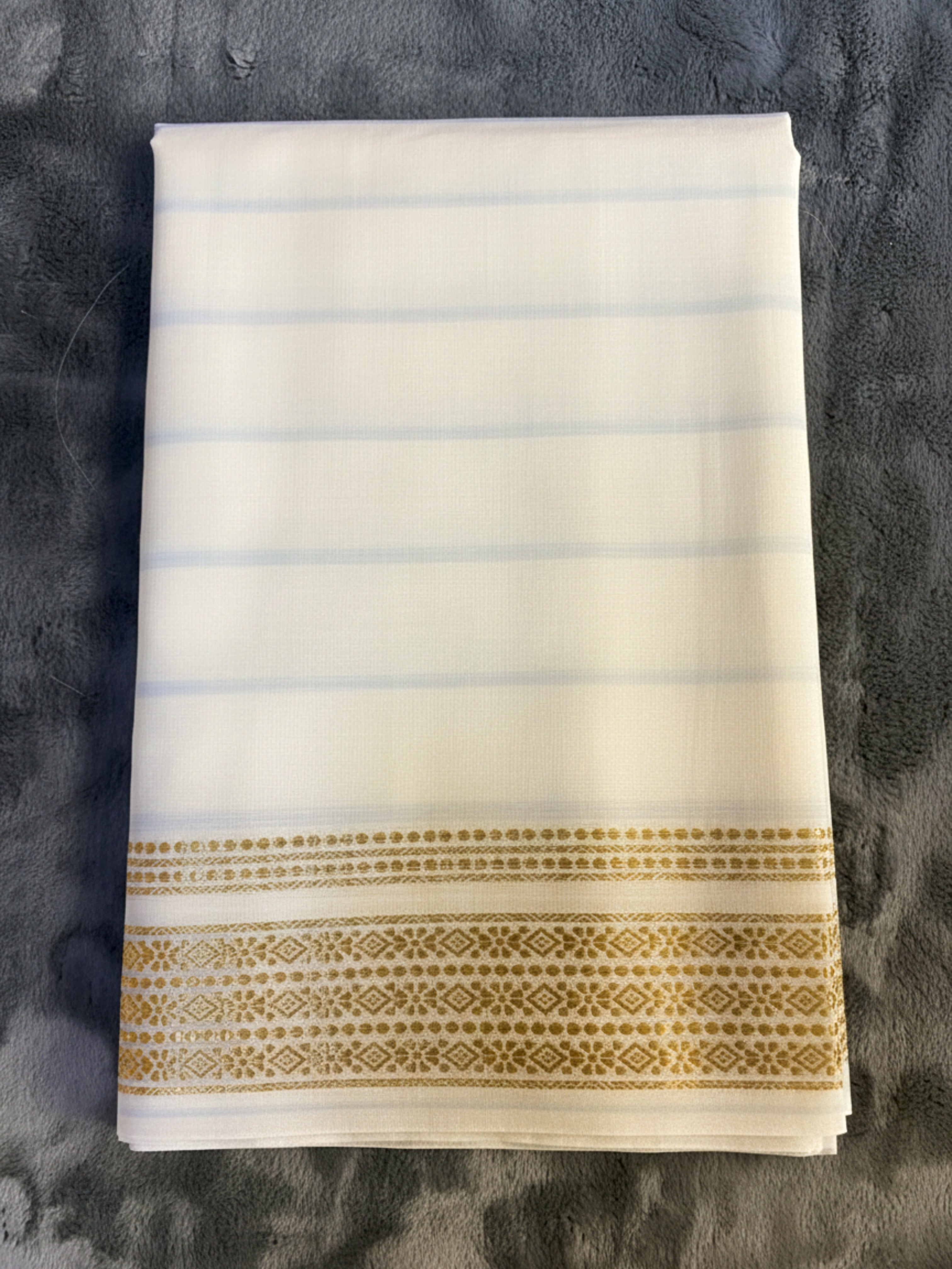 Exquisite Pure Bengaluru Silk Crepe Saree with Delicate Gold Border