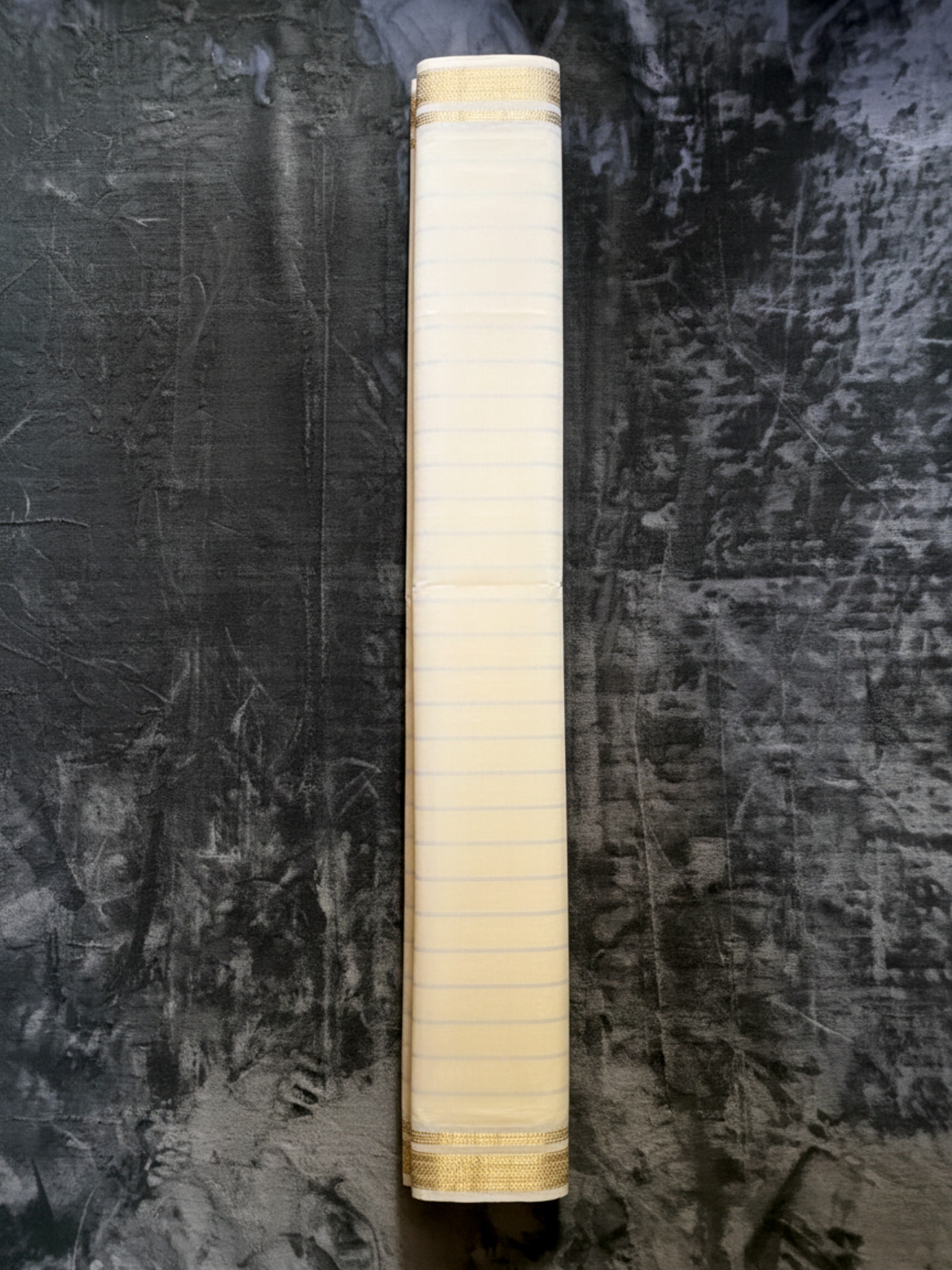 Exquisite Pure Bengaluru Silk Crepe Saree with Delicate Gold Border