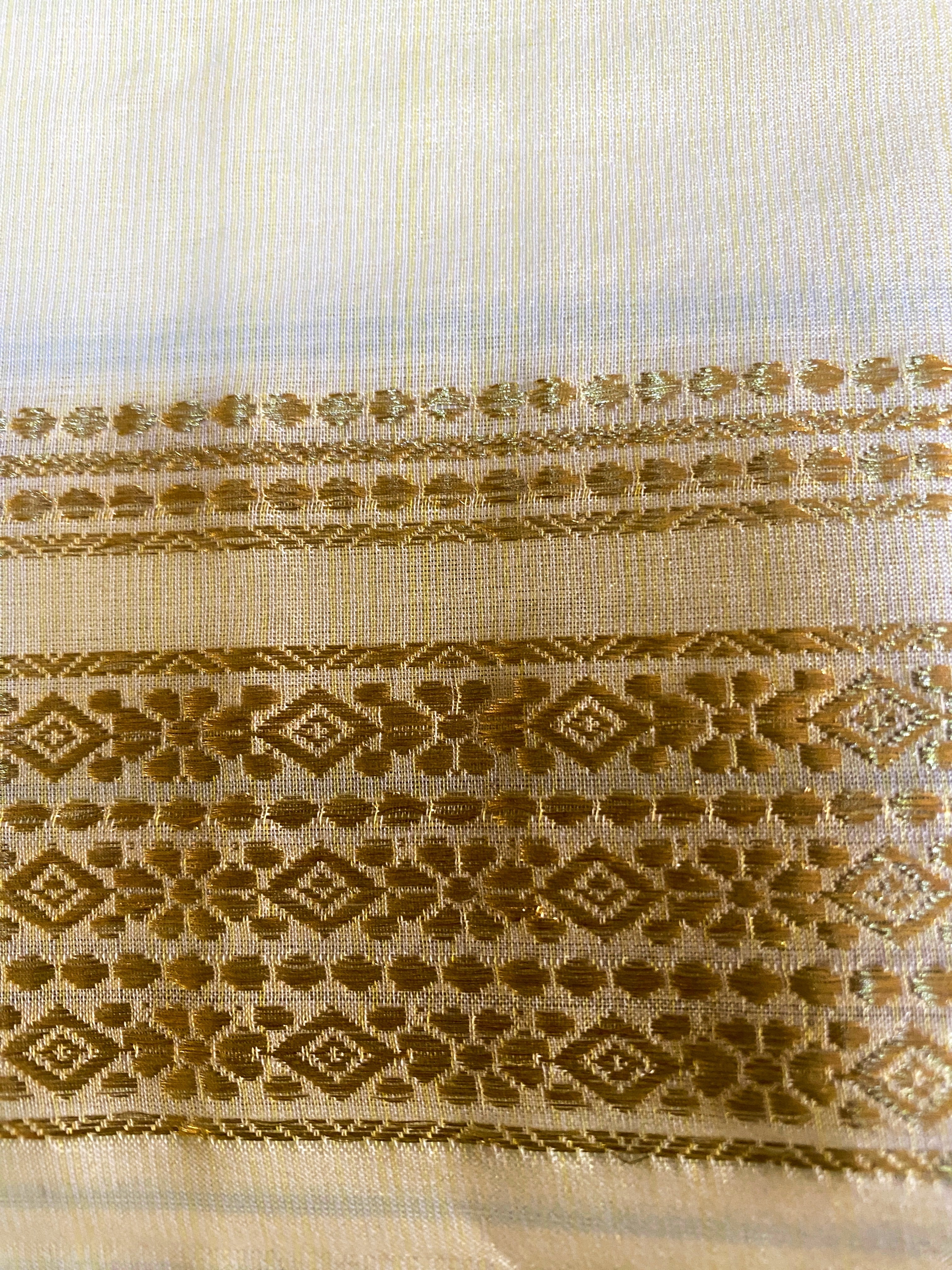 Exquisite Pure Bengaluru Silk Crepe Saree with Delicate Gold Border