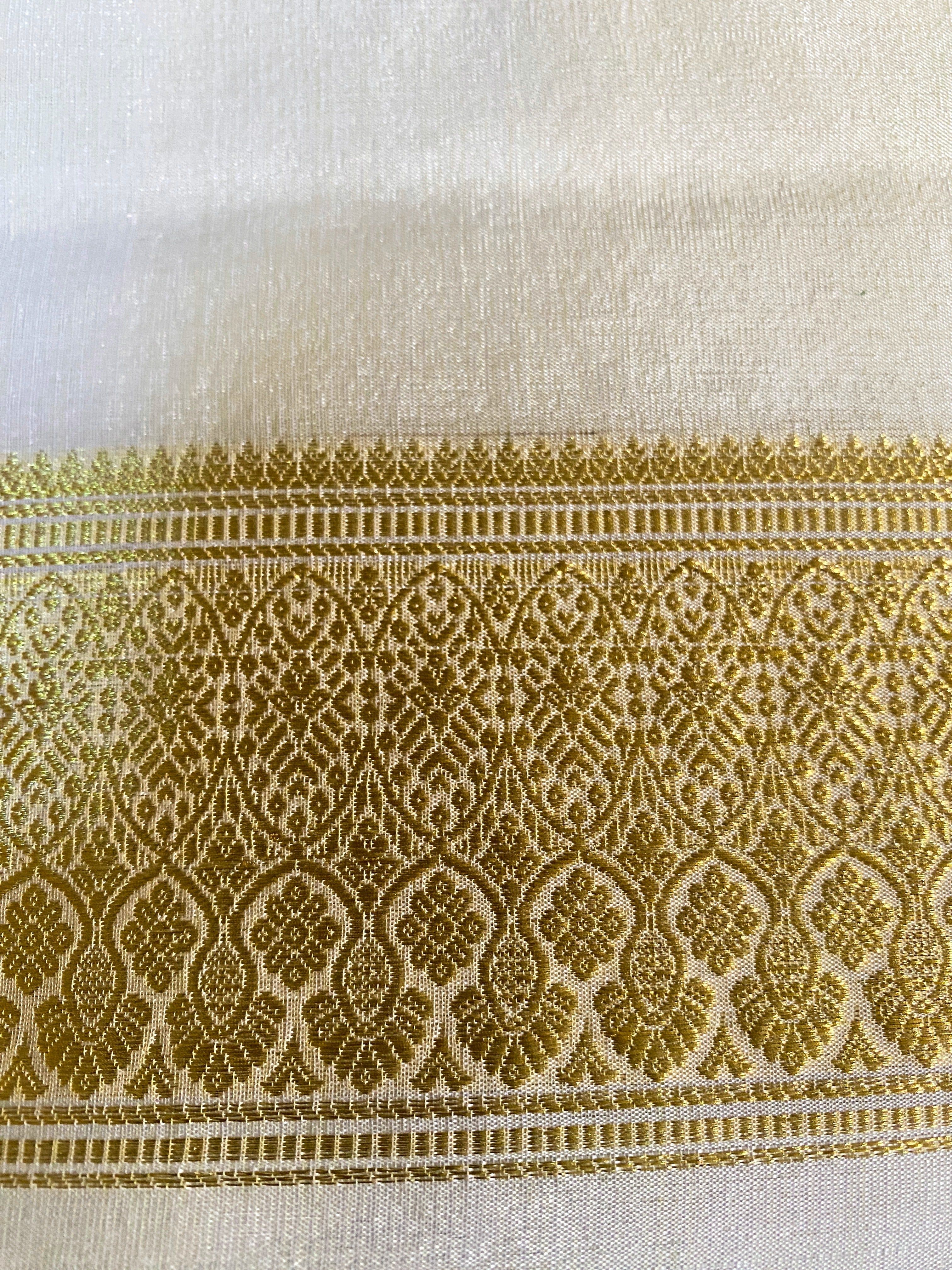 Exquisite Pure Bengaluru Silk Crepe Saree with Intricate Gold Zari Border