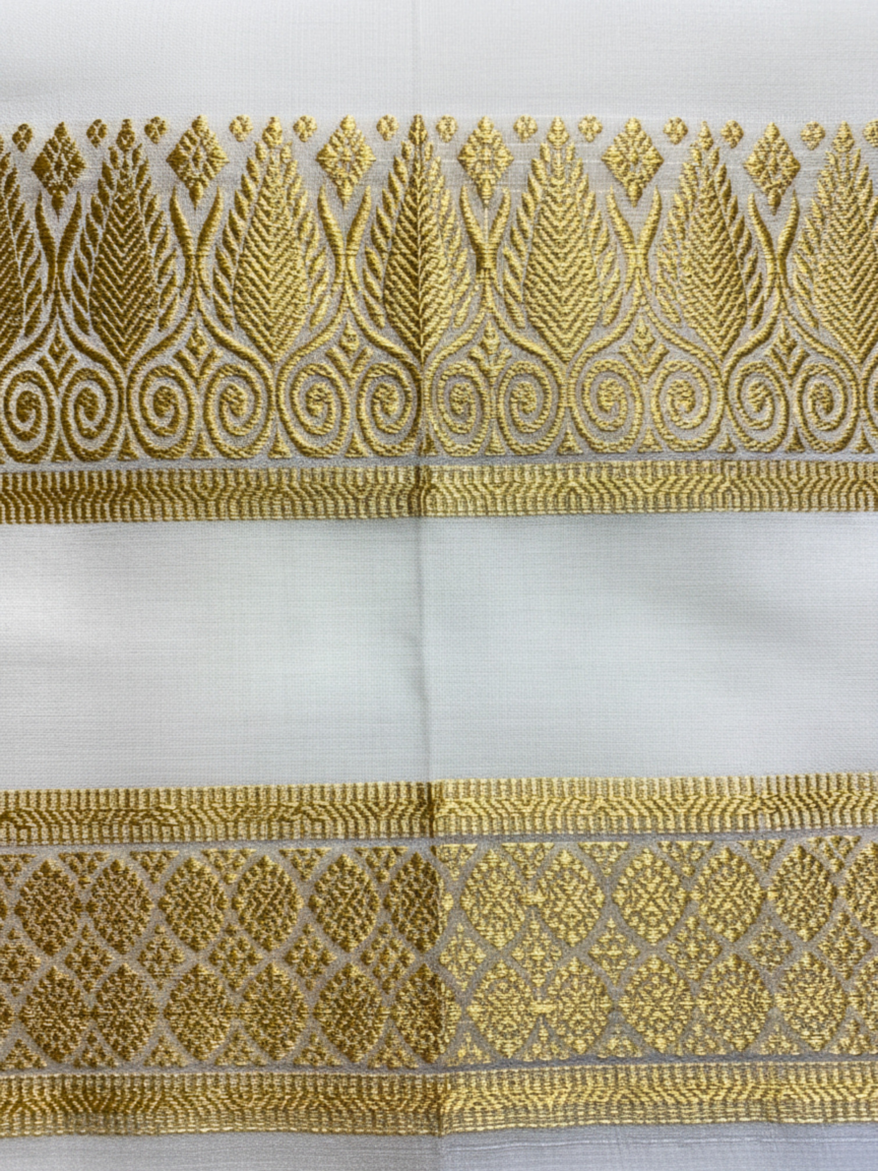 Exquisite Pure Bengaluru Silk Crepe Saree with Gold Zari Bentex Border | Rhombus Pattern