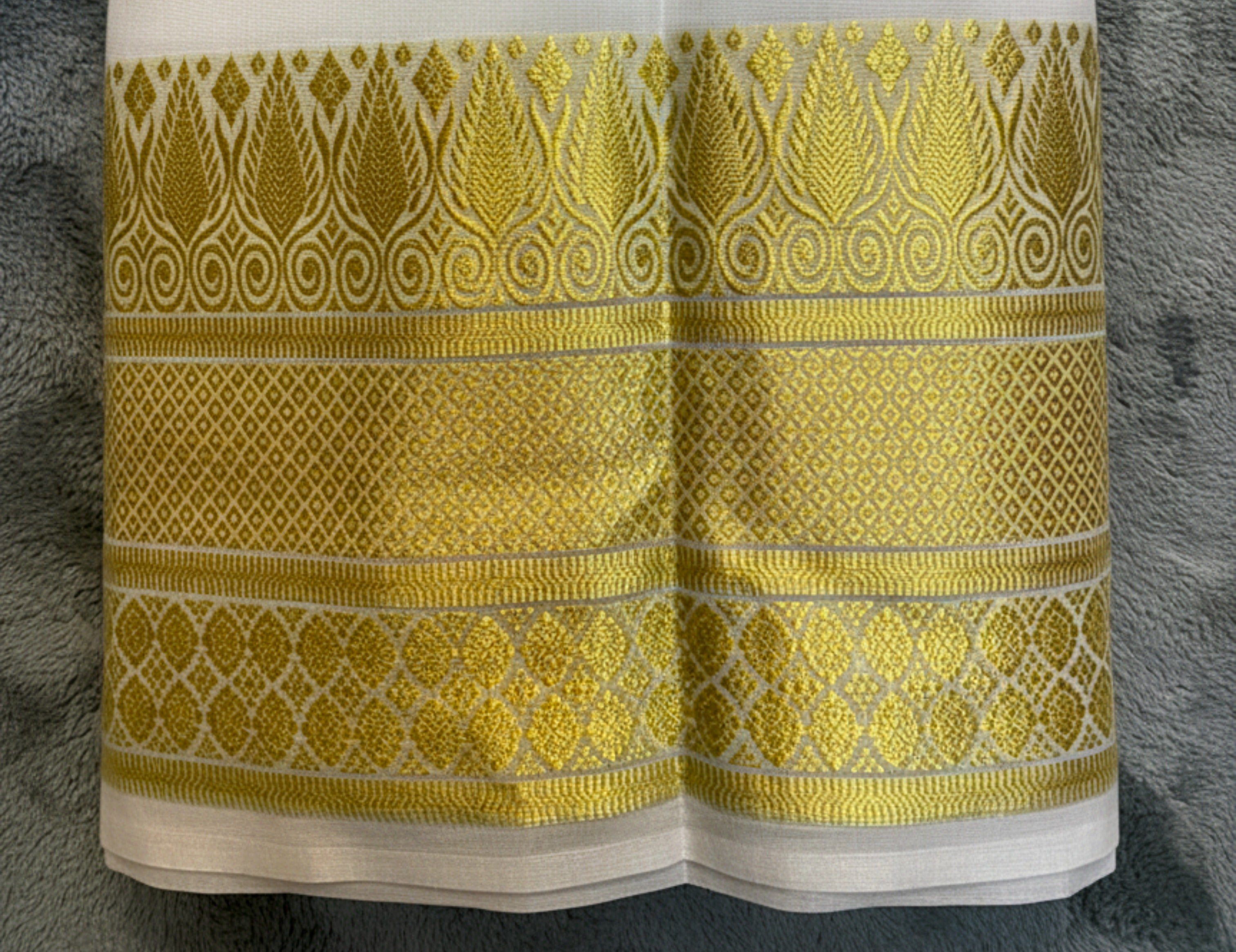 Exquisite Pure Bengaluru Silk Crepe Saree with Gold Zari Border | Captivating Design