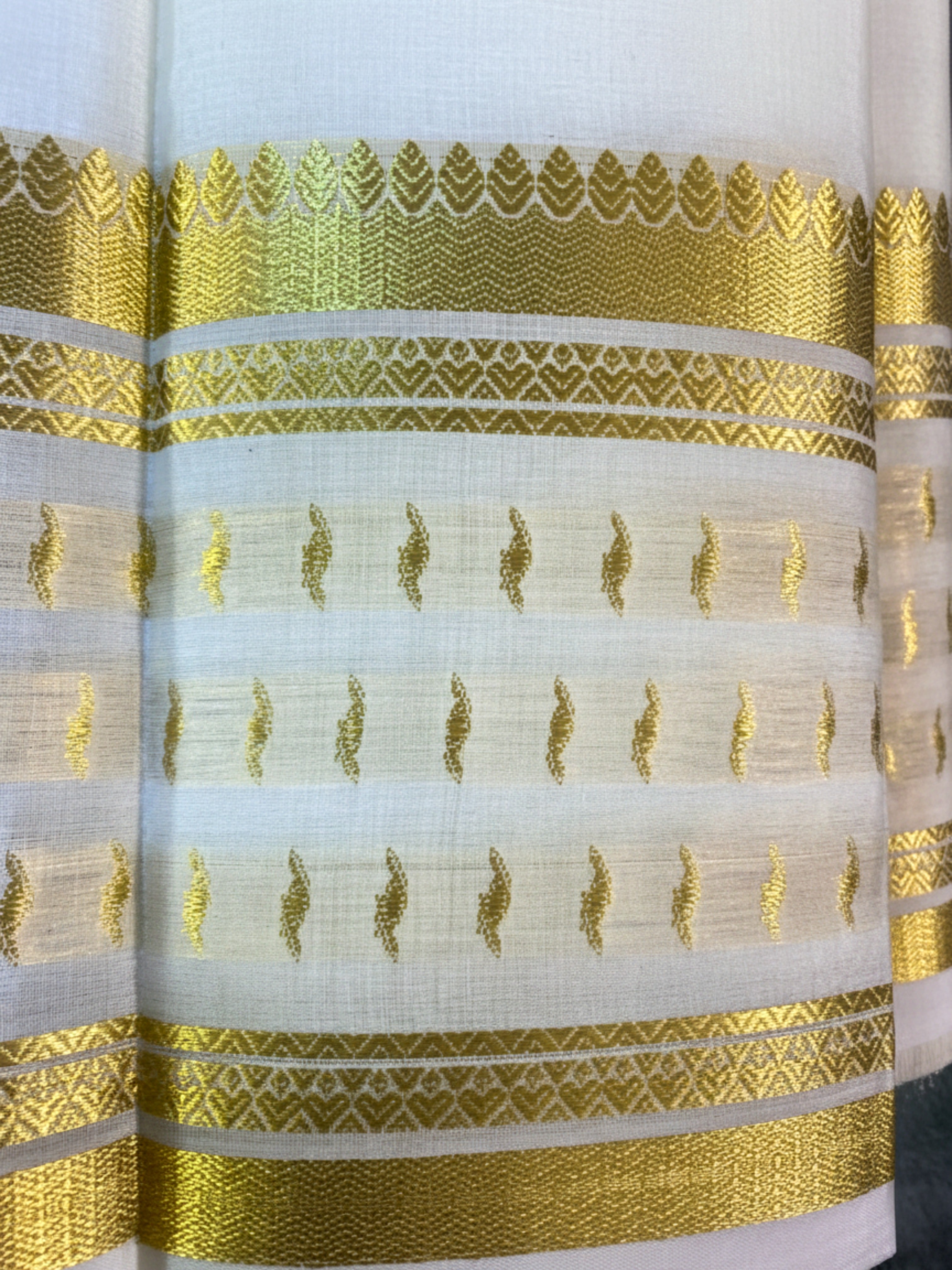 Exquisite Pure Bengaluru Silk Crepe Saree with Gold Border | Rhythmic Patterns