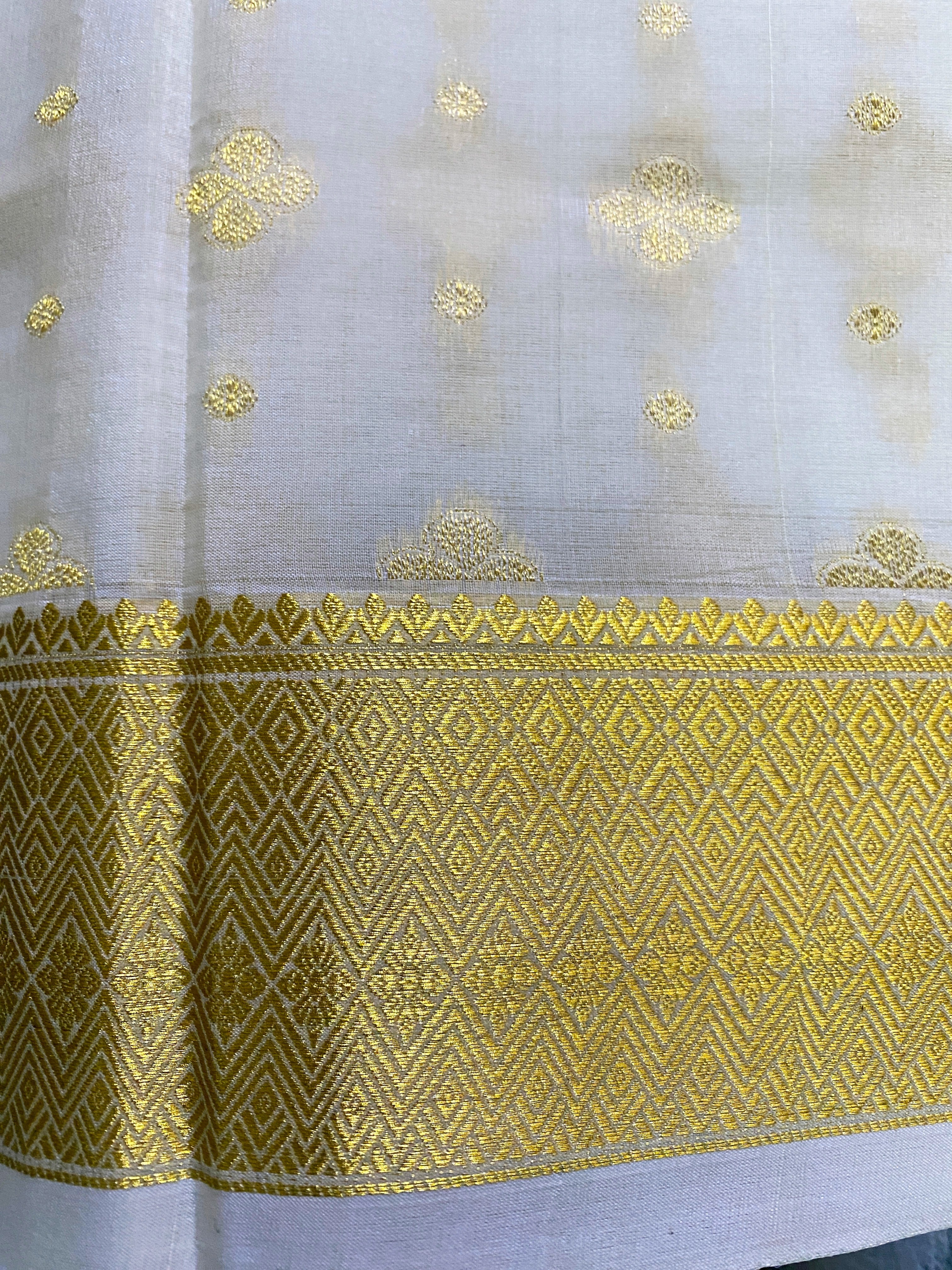 Exquisite Pure Bengaluru Silk Crepe Saree with Golden Zari Border | Flower Butta