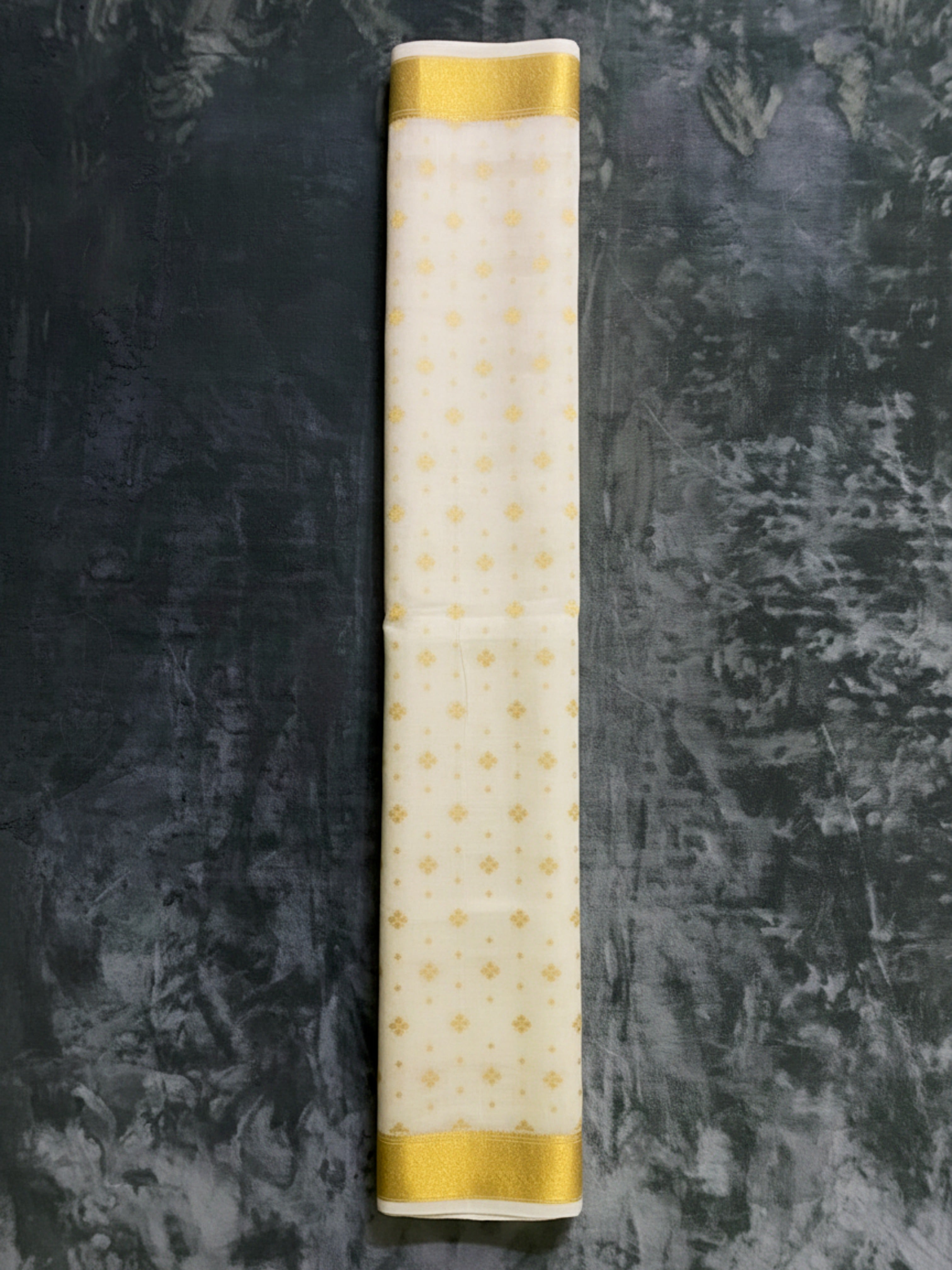 Exquisite Pure Bengaluru Silk Crepe Saree with Golden Zari Border | Flower Butta