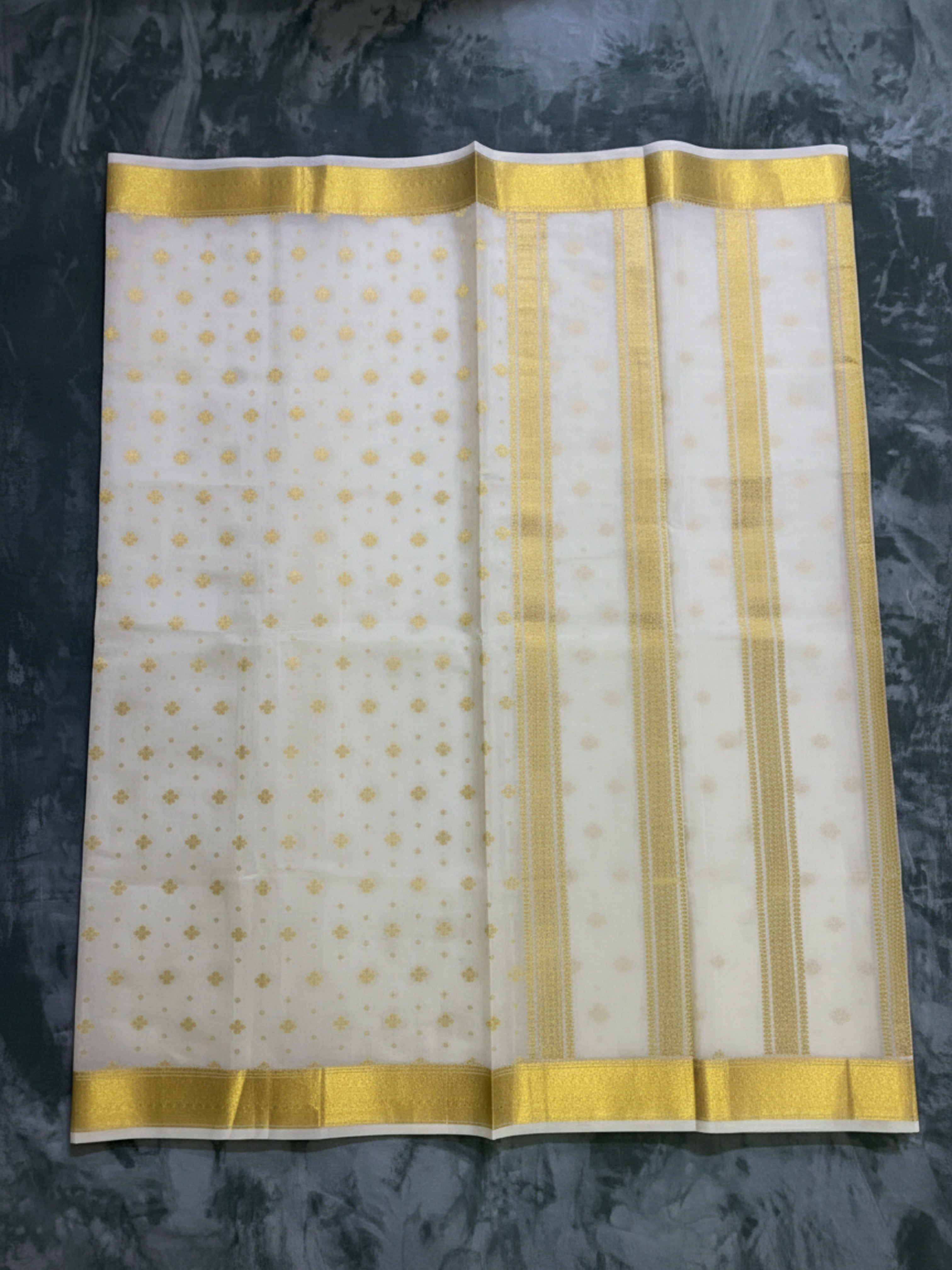 Exquisite Pure Bengaluru Silk Crepe Saree with Golden Zari Border | Flower Butta