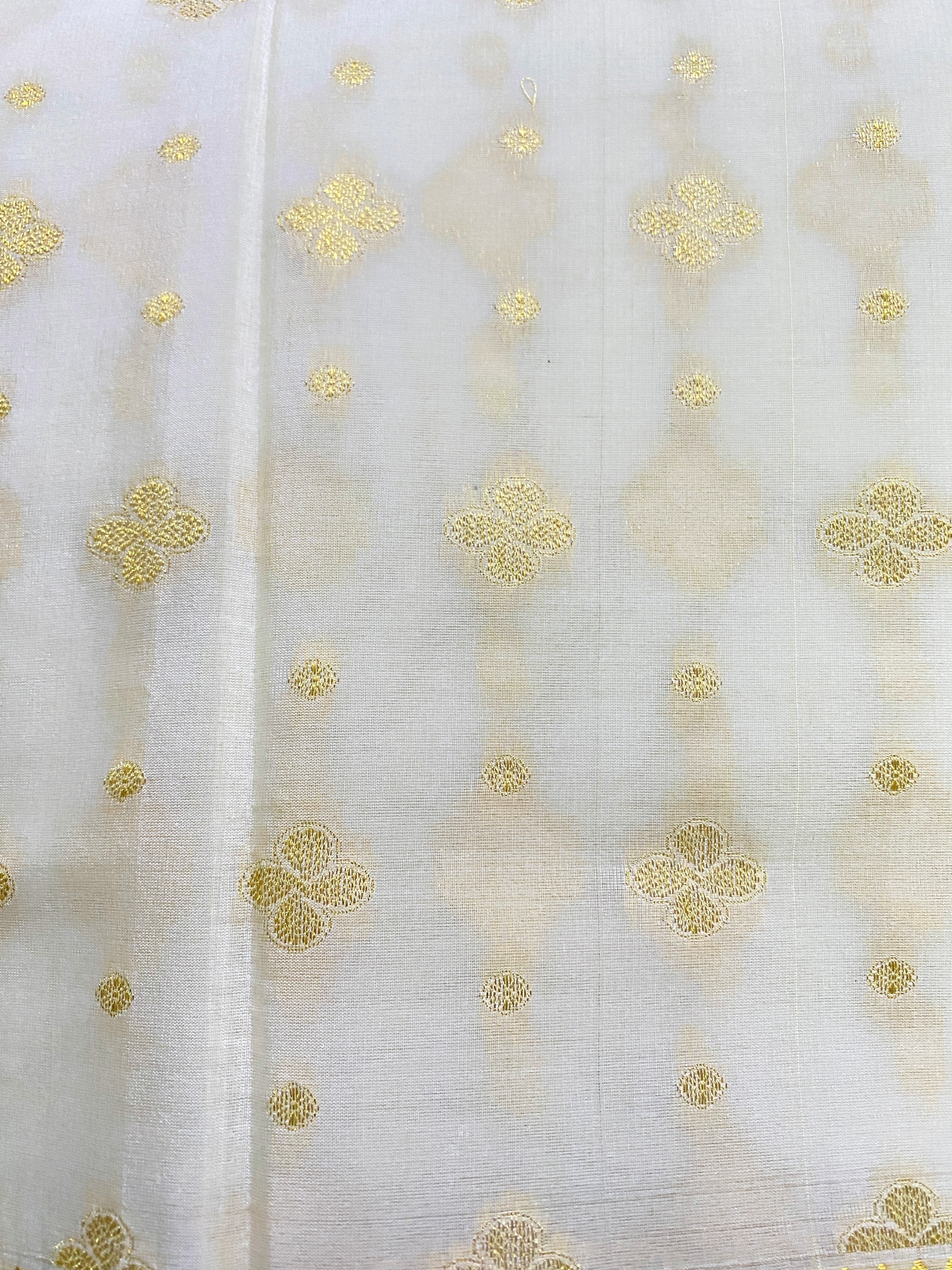 Exquisite Pure Bengaluru Silk Crepe Saree with Golden Zari Border | Flower Butta