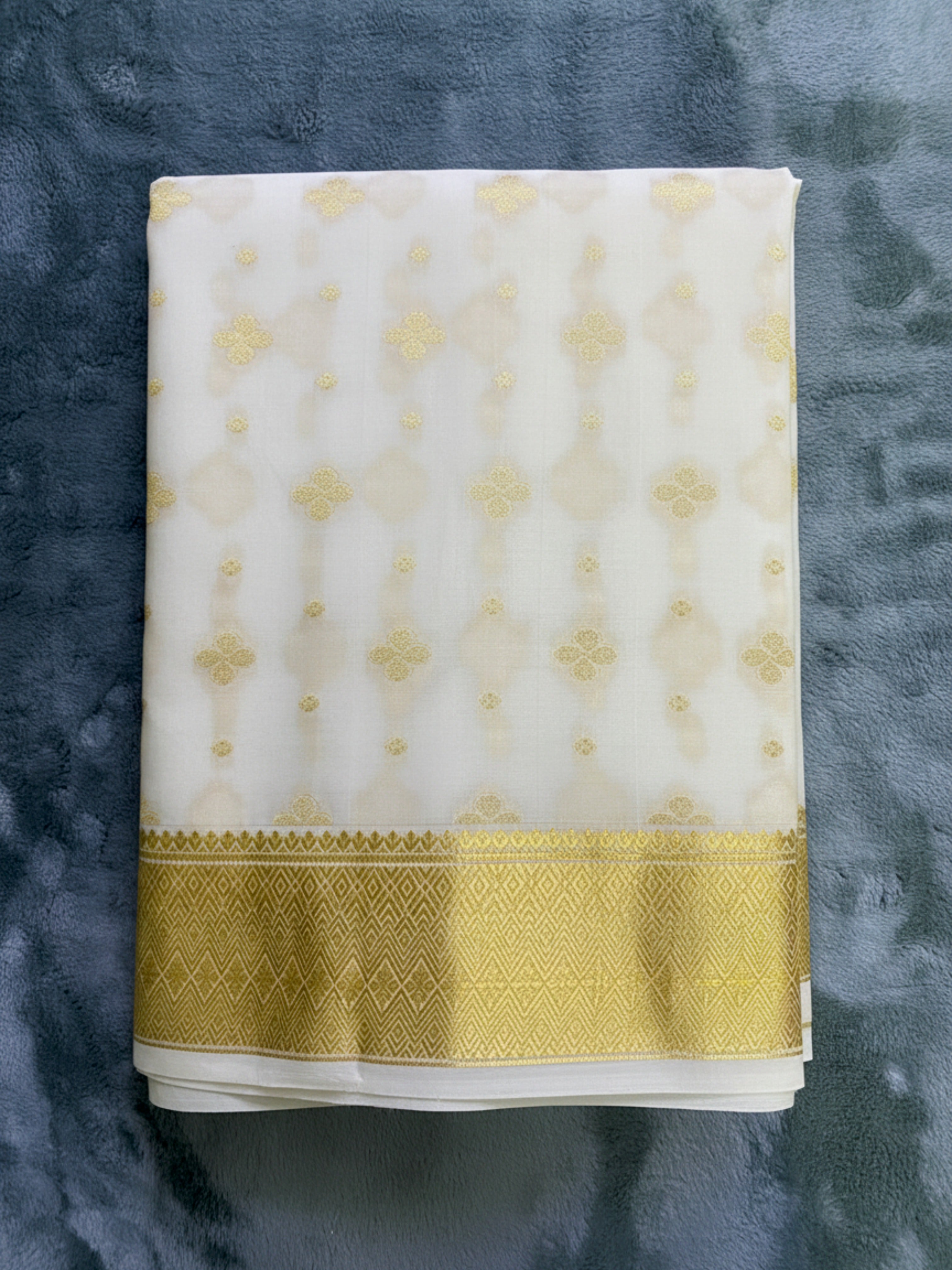 Exquisite Pure Bengaluru Silk Crepe Saree with Golden Zari Border | Flower Butta