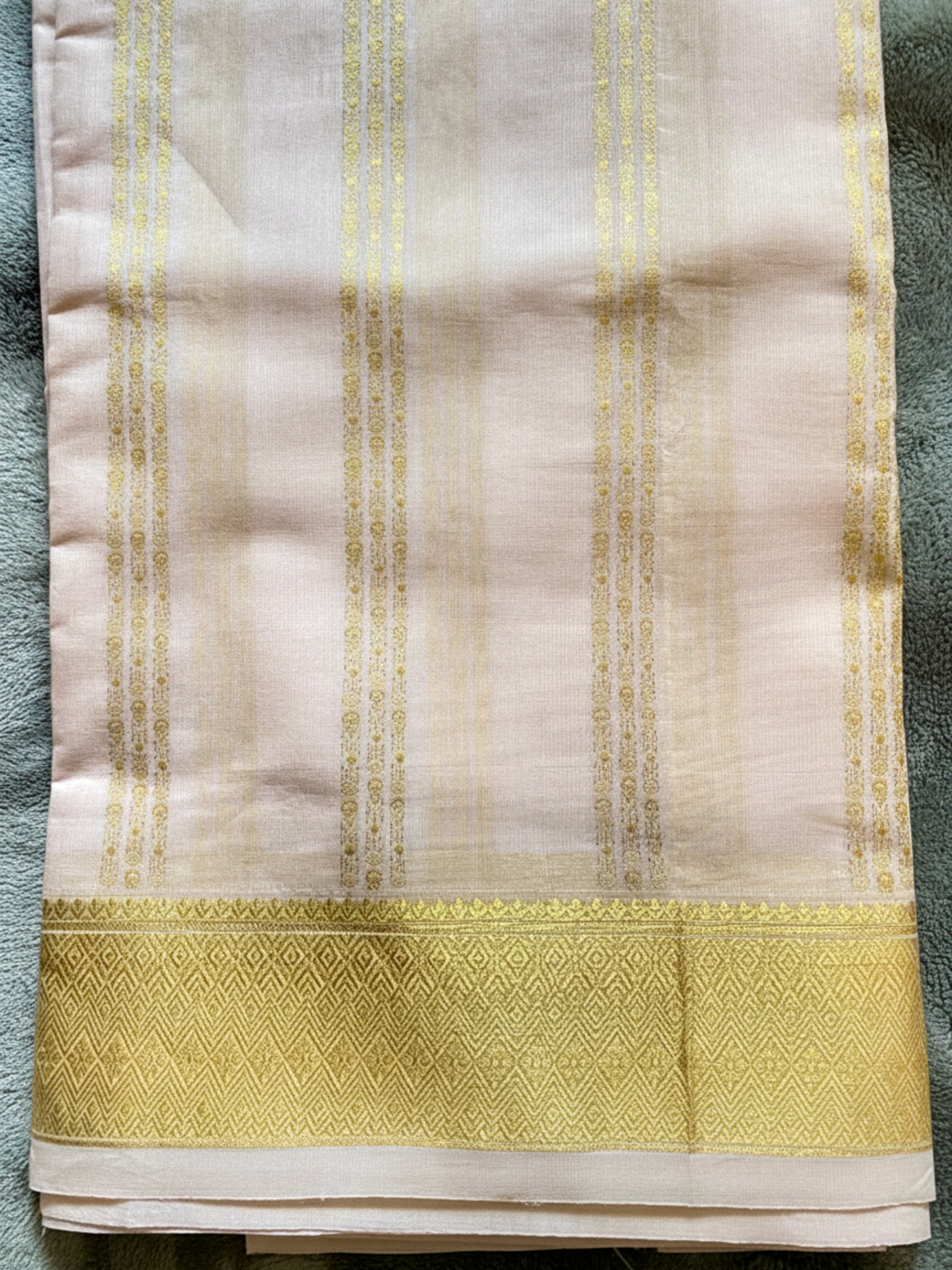 Exquisite Pure Bengaluru Silk Crepe Saree: Rich Pallu Intricate Motifs.