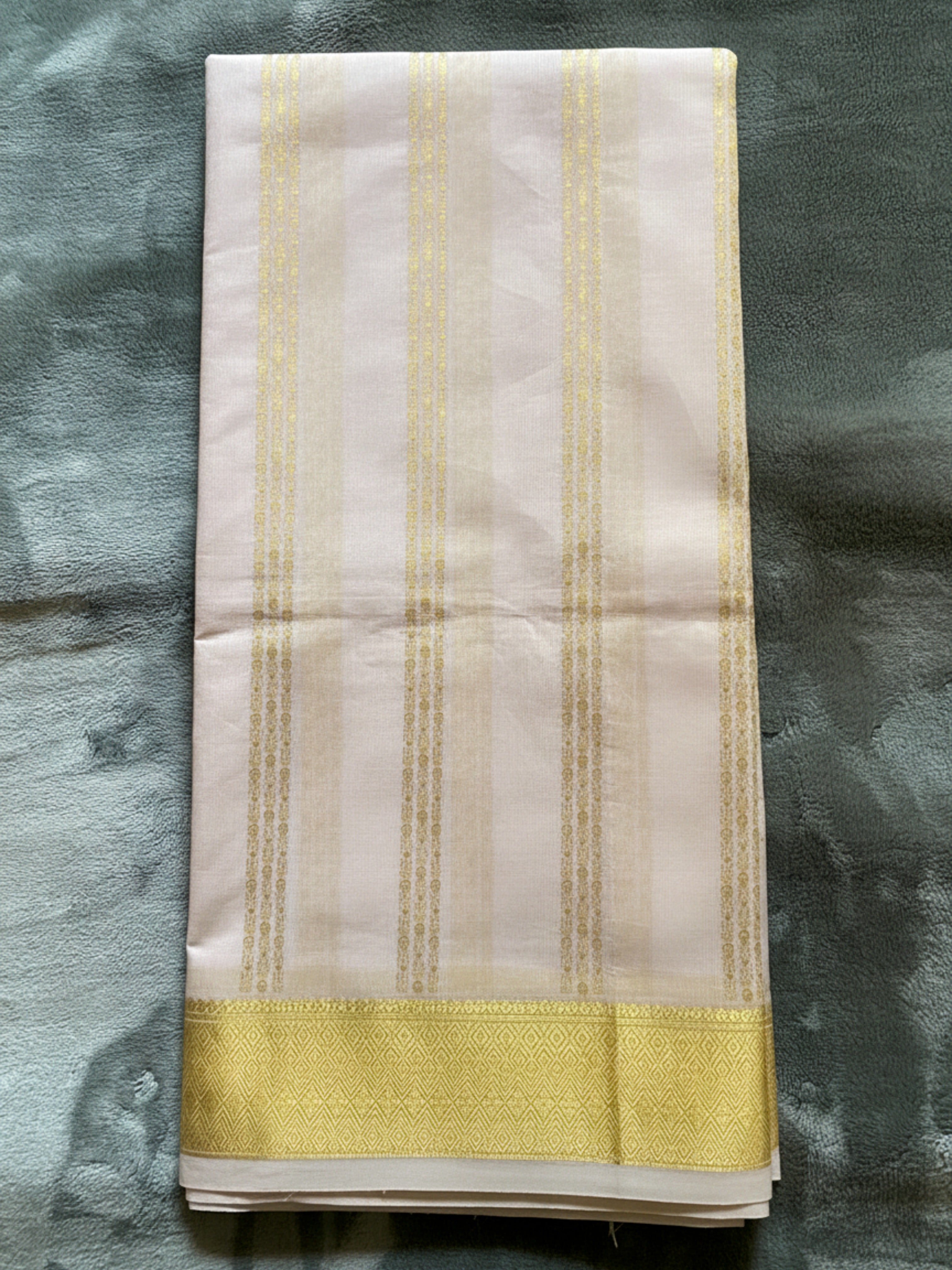 Exquisite Pure Bengaluru Silk Crepe Saree: Rich Pallu Intricate Motifs.