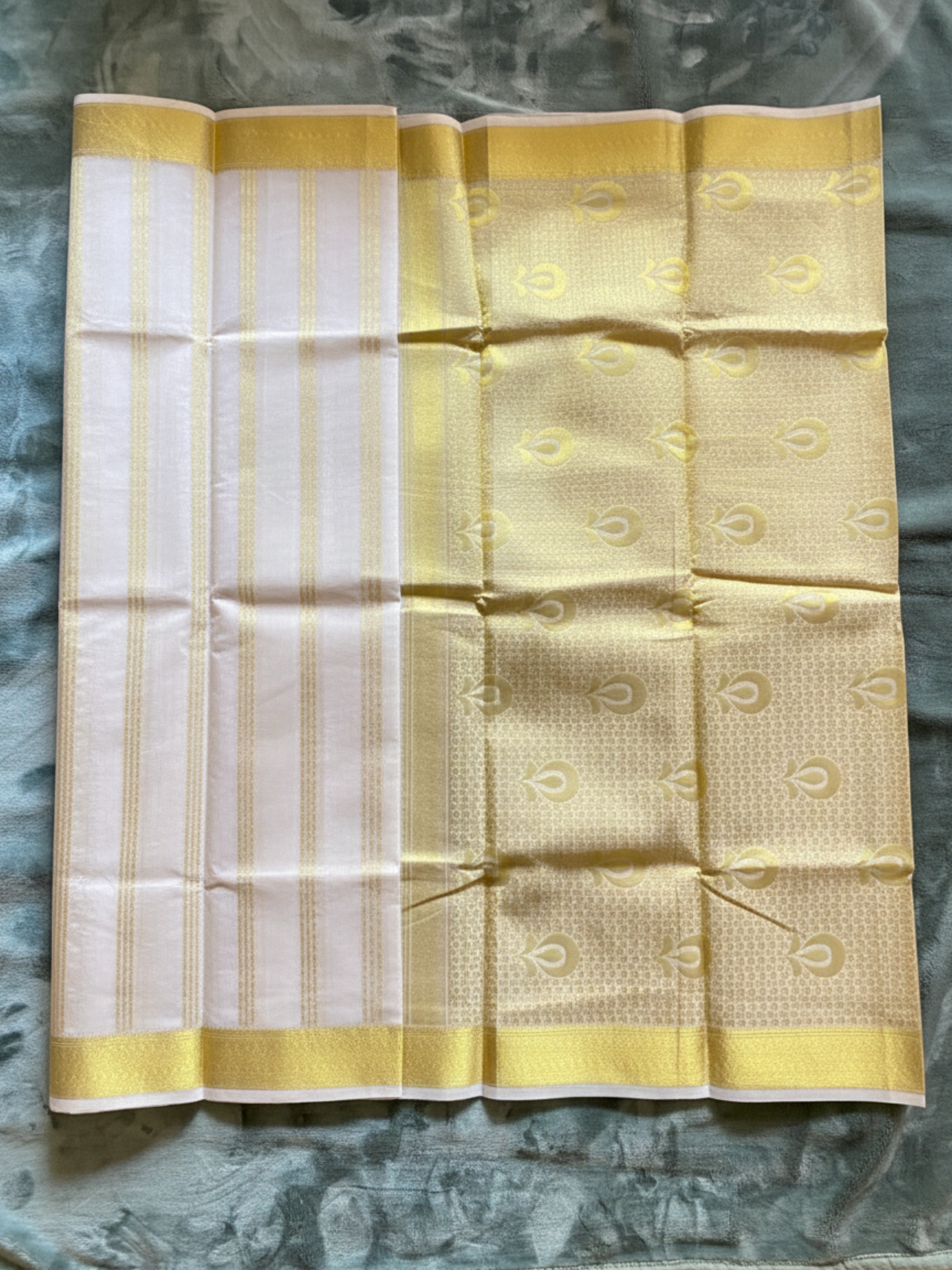 Exquisite Pure Bengaluru Silk Crepe Saree: Rich Pallu Intricate Motifs.