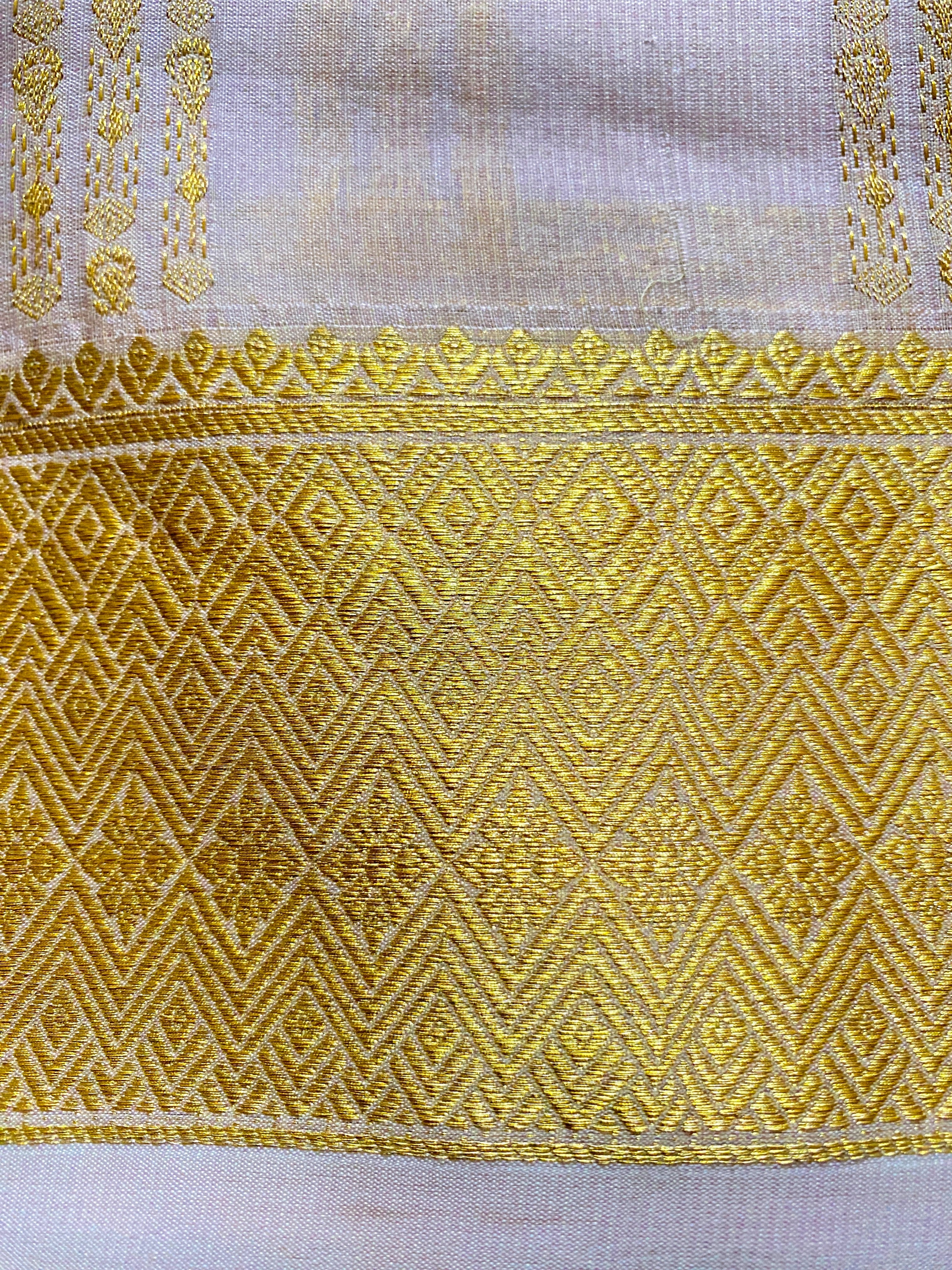 Exquisite Pure Bengaluru Silk Crepe Saree: Rich Pallu Intricate Motifs.