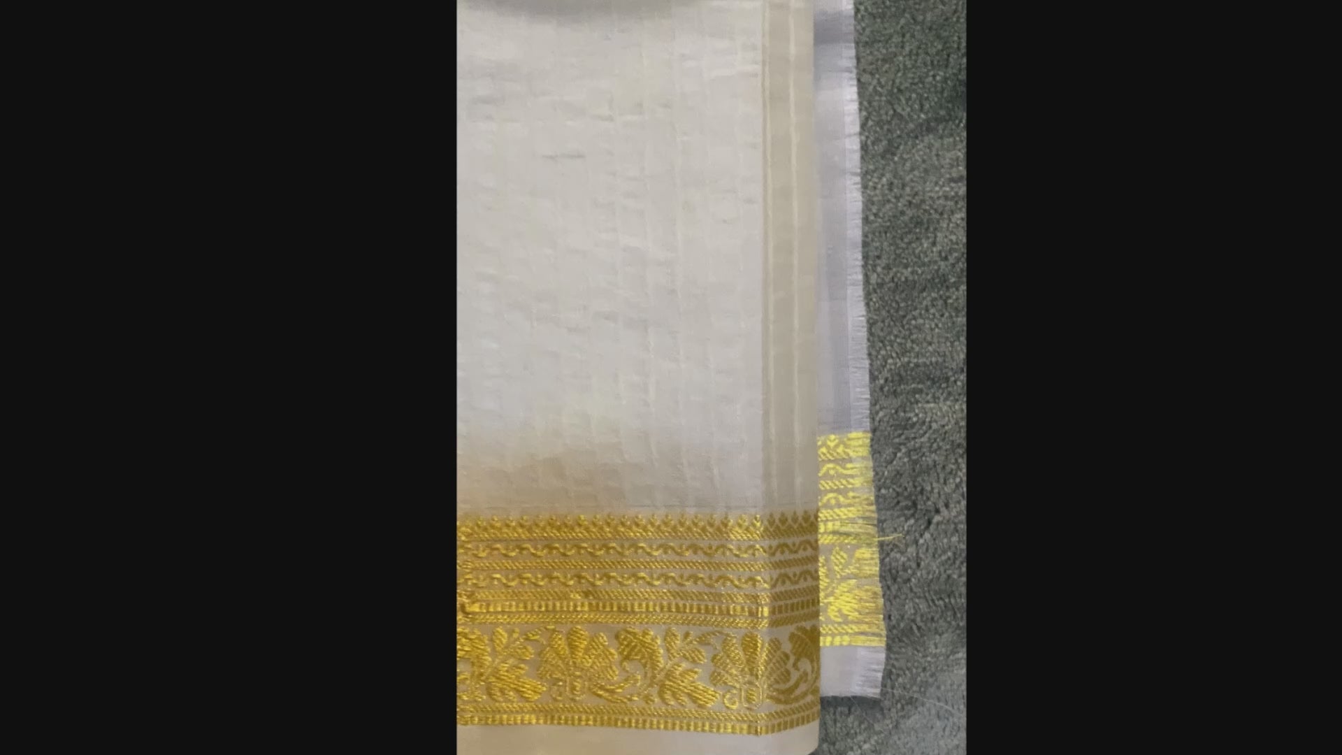 Exquisite Pure Bengaluru Silk Crepe Saree with Golden Zari Border | Zari Dots | Rich Pallu