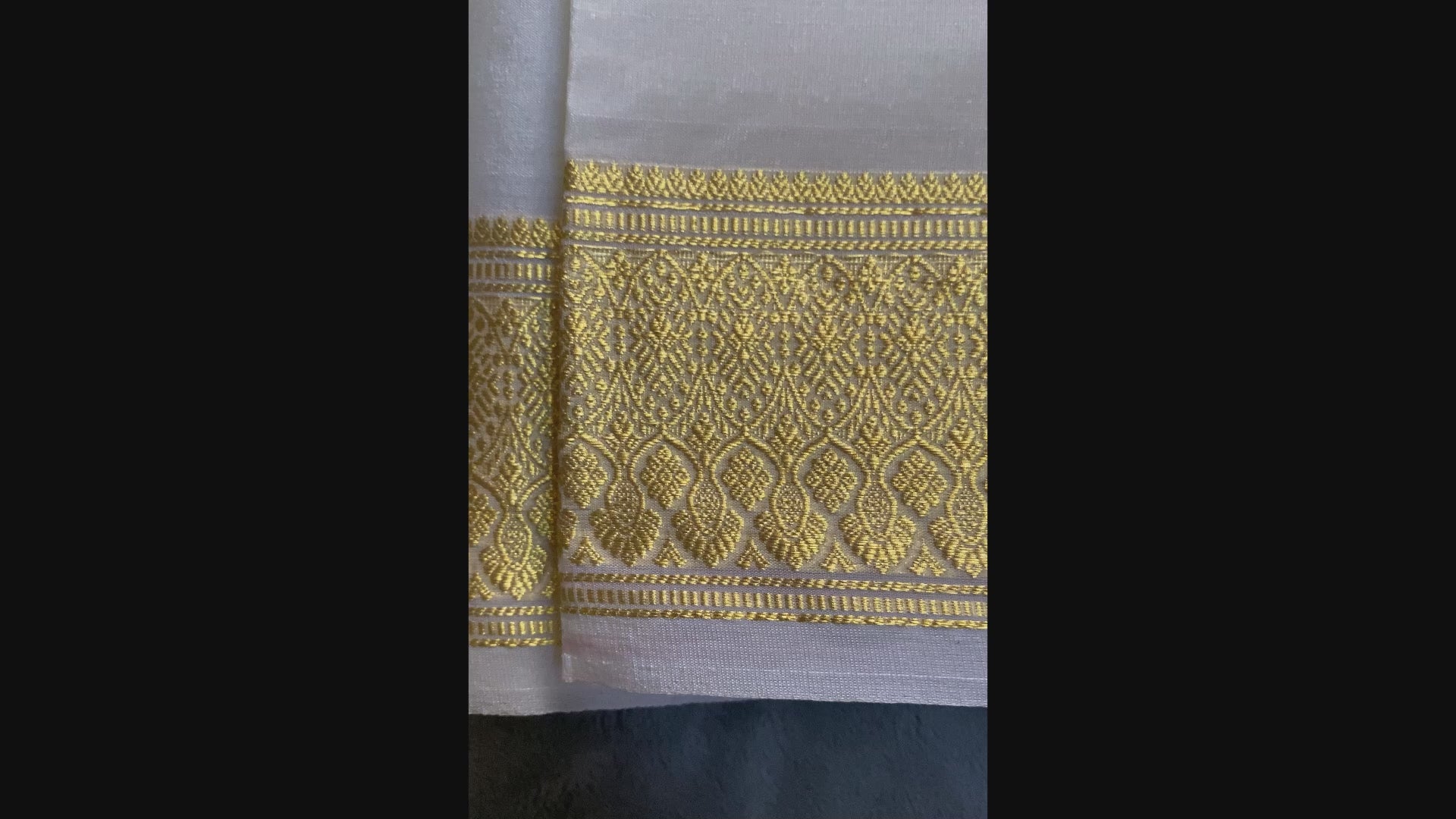 Exquisite Pure Bengaluru Silk Crepe Saree with Intricate Gold Zari Border