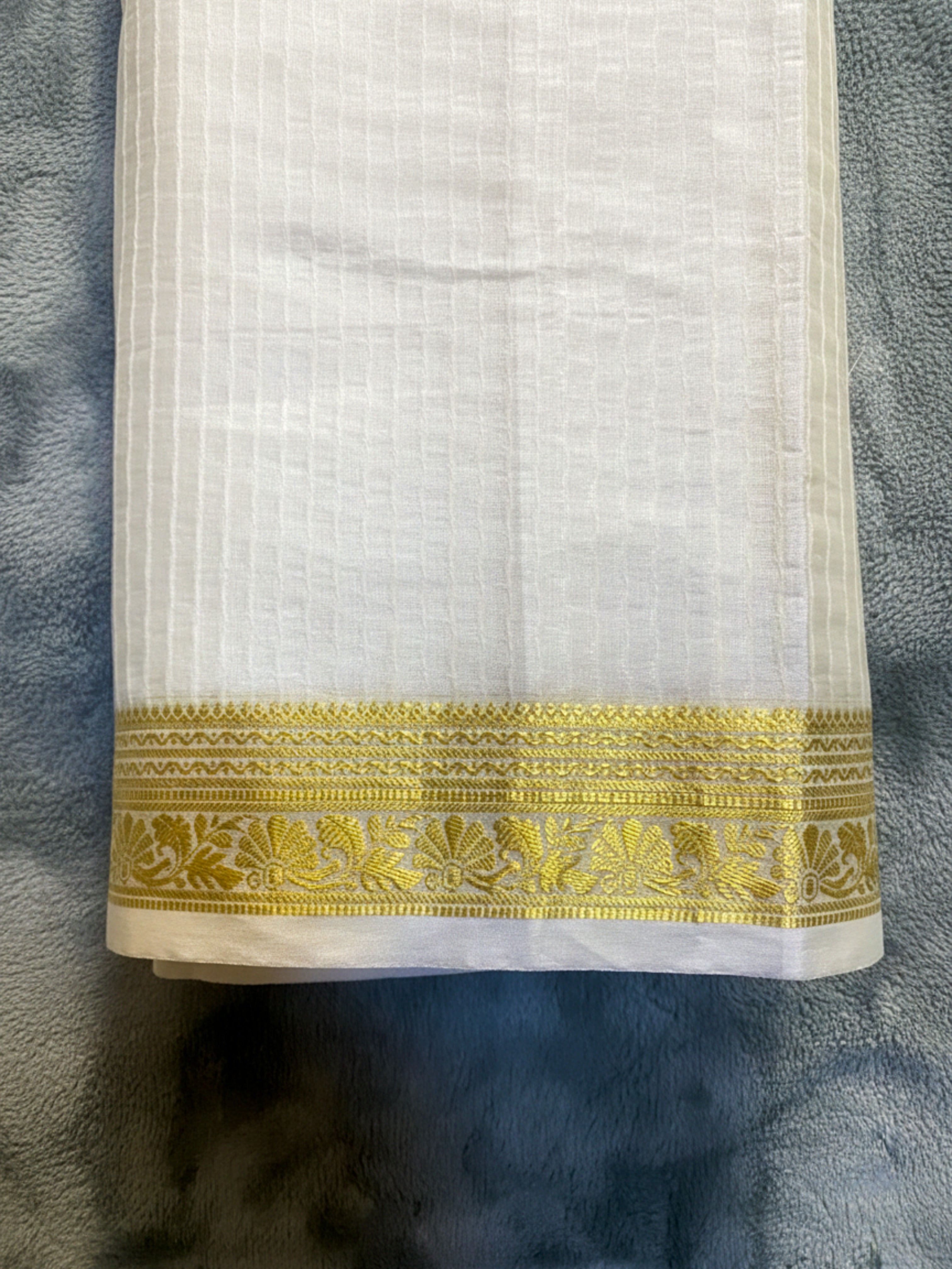 Exquisite Pure Bengaluru Silk Crepe Saree with Golden Zari Border | Zari Dots | Rich Pallu