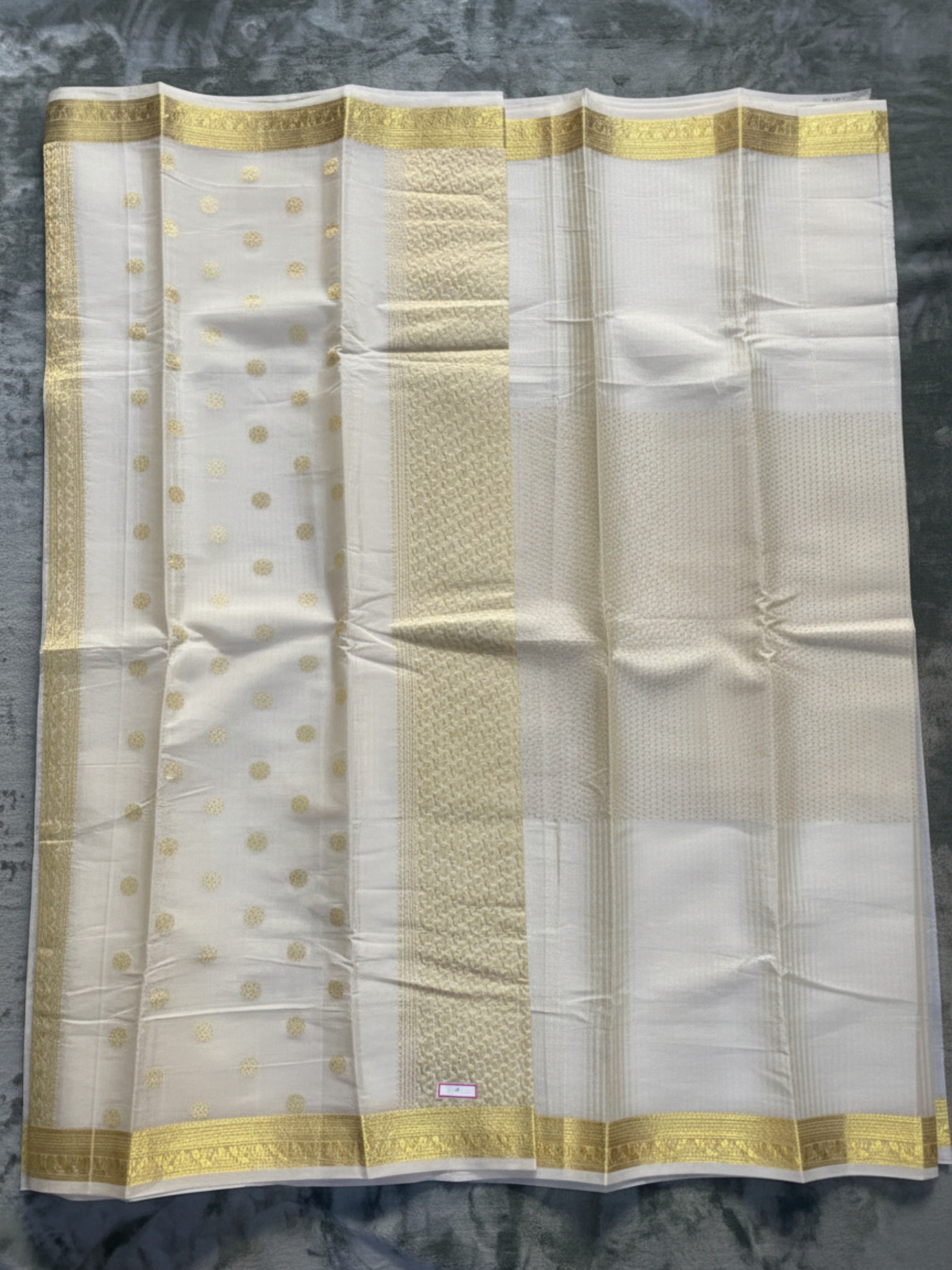 Exquisite Pure Bengaluru Silk Crepe Saree with Golden Zari Border | Zari Dots | Rich Pallu