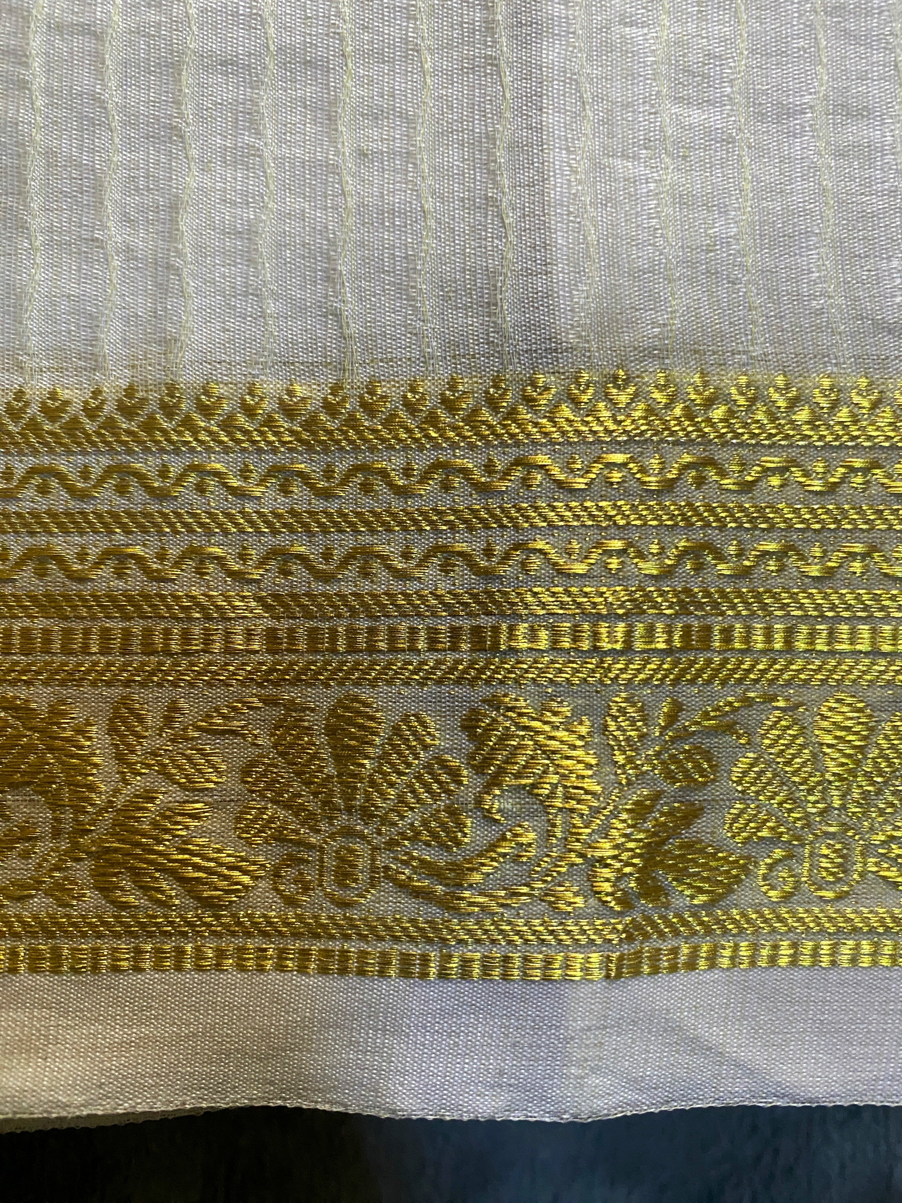 Exquisite Pure Bengaluru Silk Crepe Saree with Golden Zari Border | Zari Dots | Rich Pallu