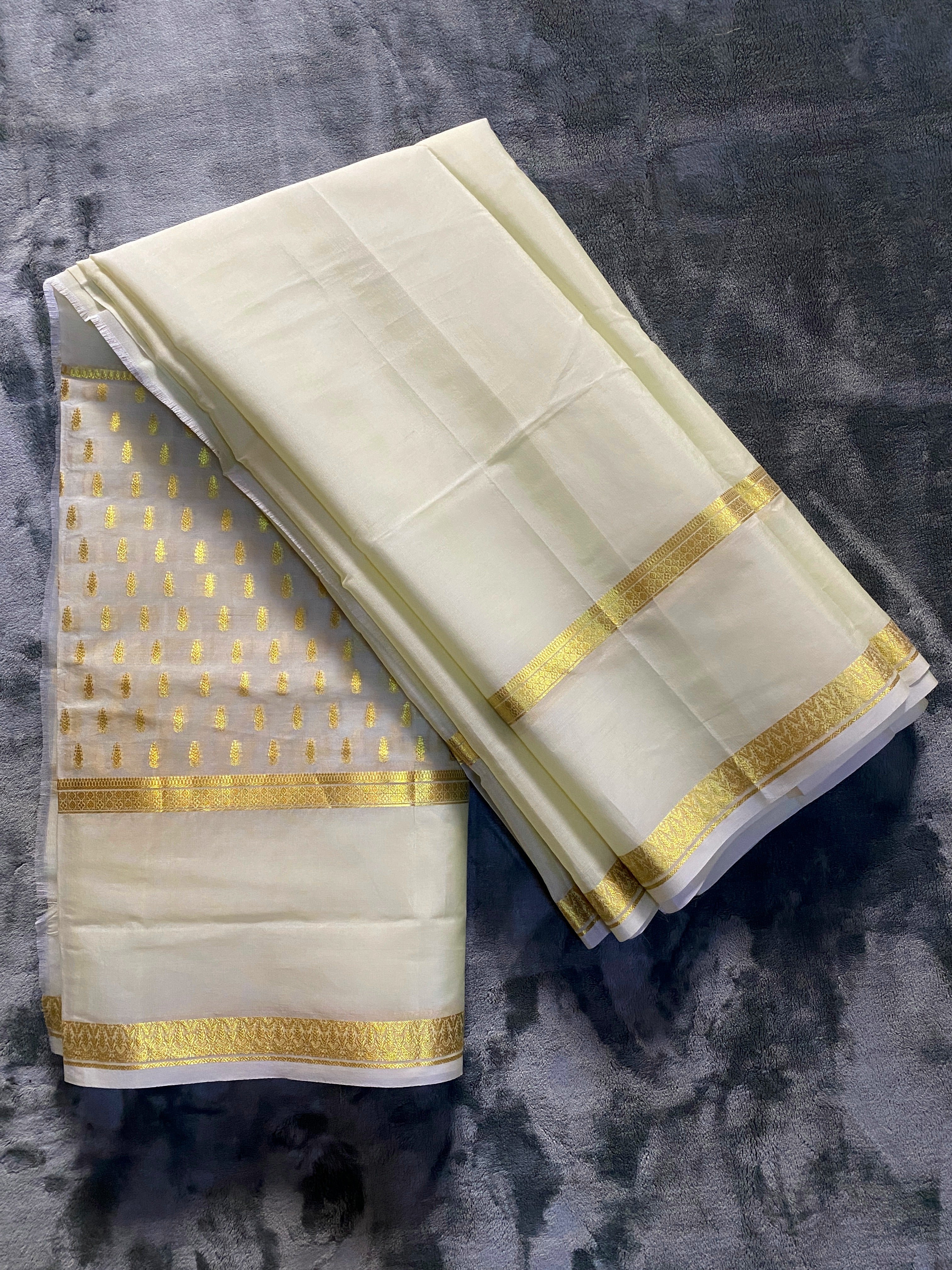 Exquisite Pure Bengaluru Silk Crepe Saree with Golden Zari Bentex Border | Patterned Drops
