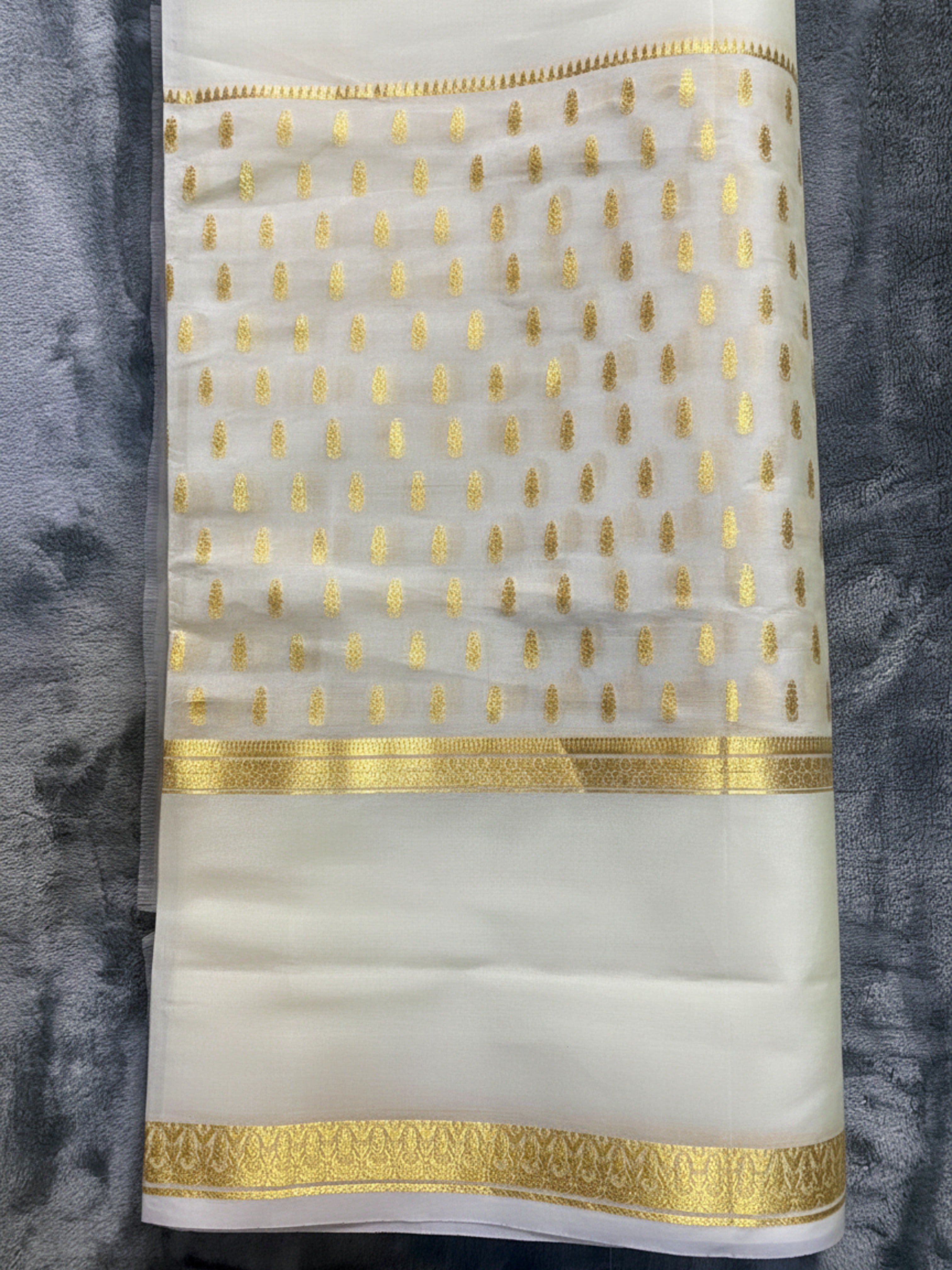Exquisite Pure Bengaluru Silk Crepe Saree with Golden Zari Bentex Border | Patterned Drops
