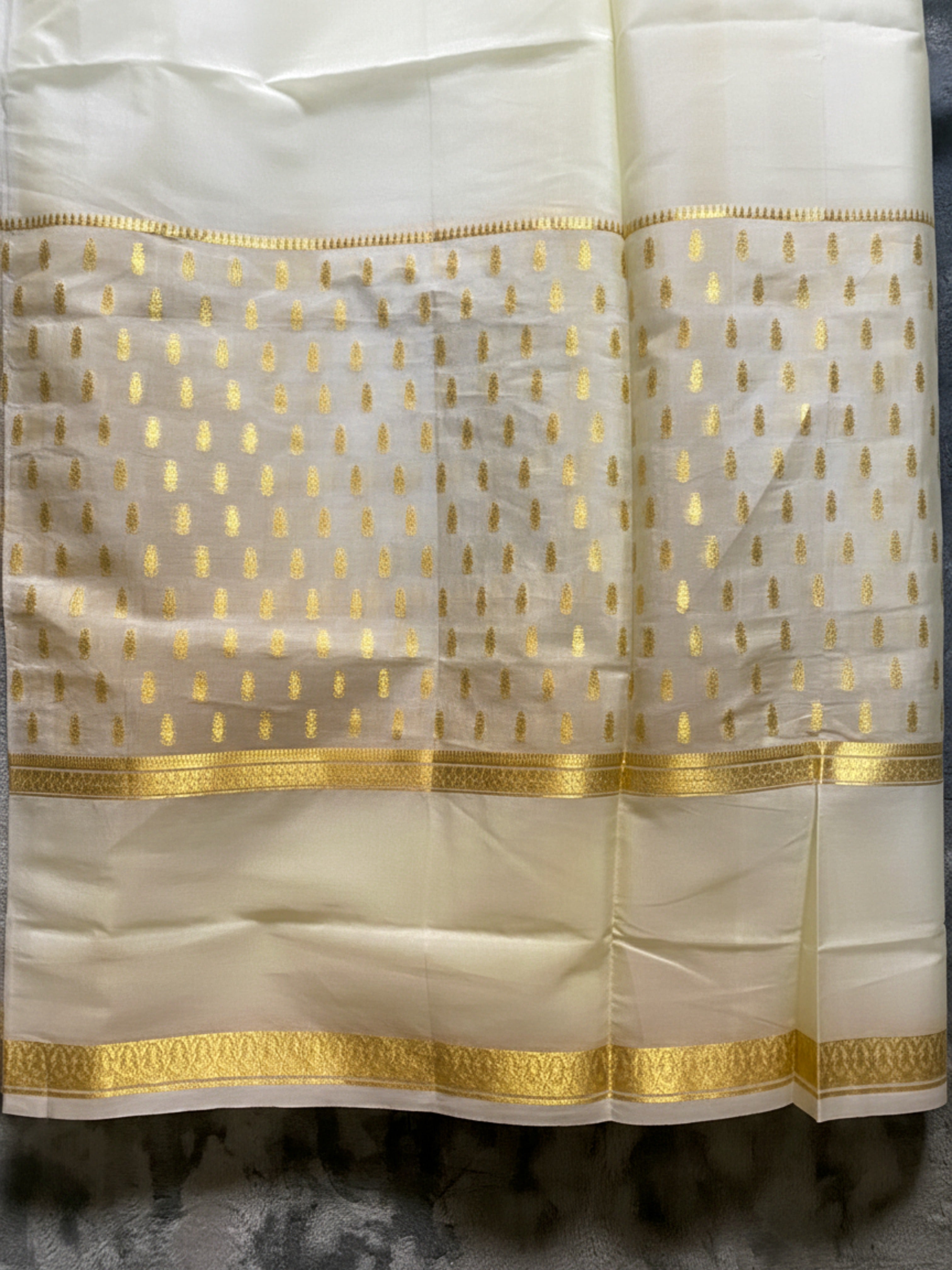 Exquisite Pure Bengaluru Silk Crepe Saree with Golden Zari Bentex Border | Patterned Drops