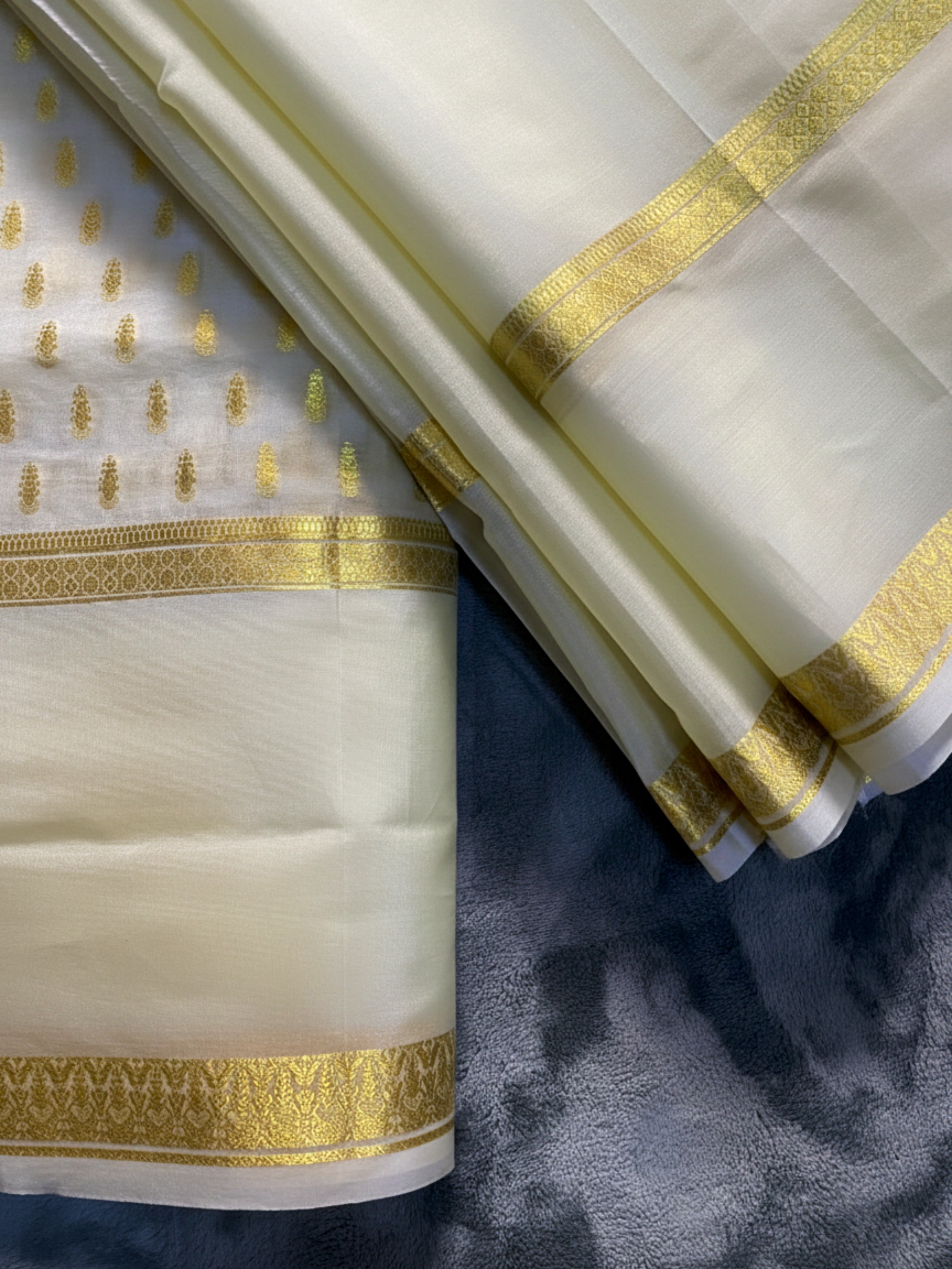 Exquisite Pure Bengaluru Silk Crepe Saree with Golden Zari Bentex Border | Patterned Drops