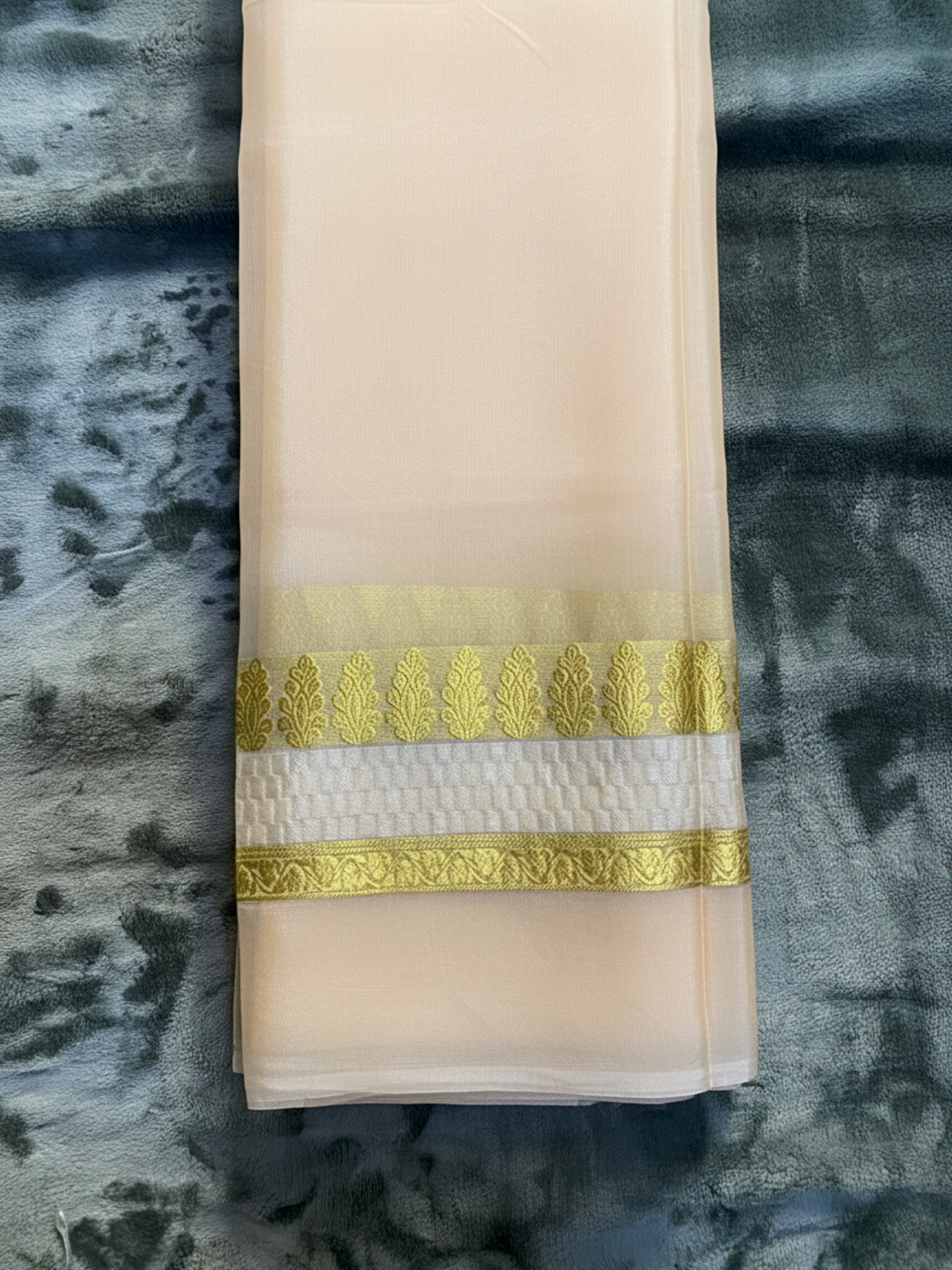 Exquisite Pure Bengaluru Silk Crepe Saree with Golden Zari Bentex Border | Patterned Checks
