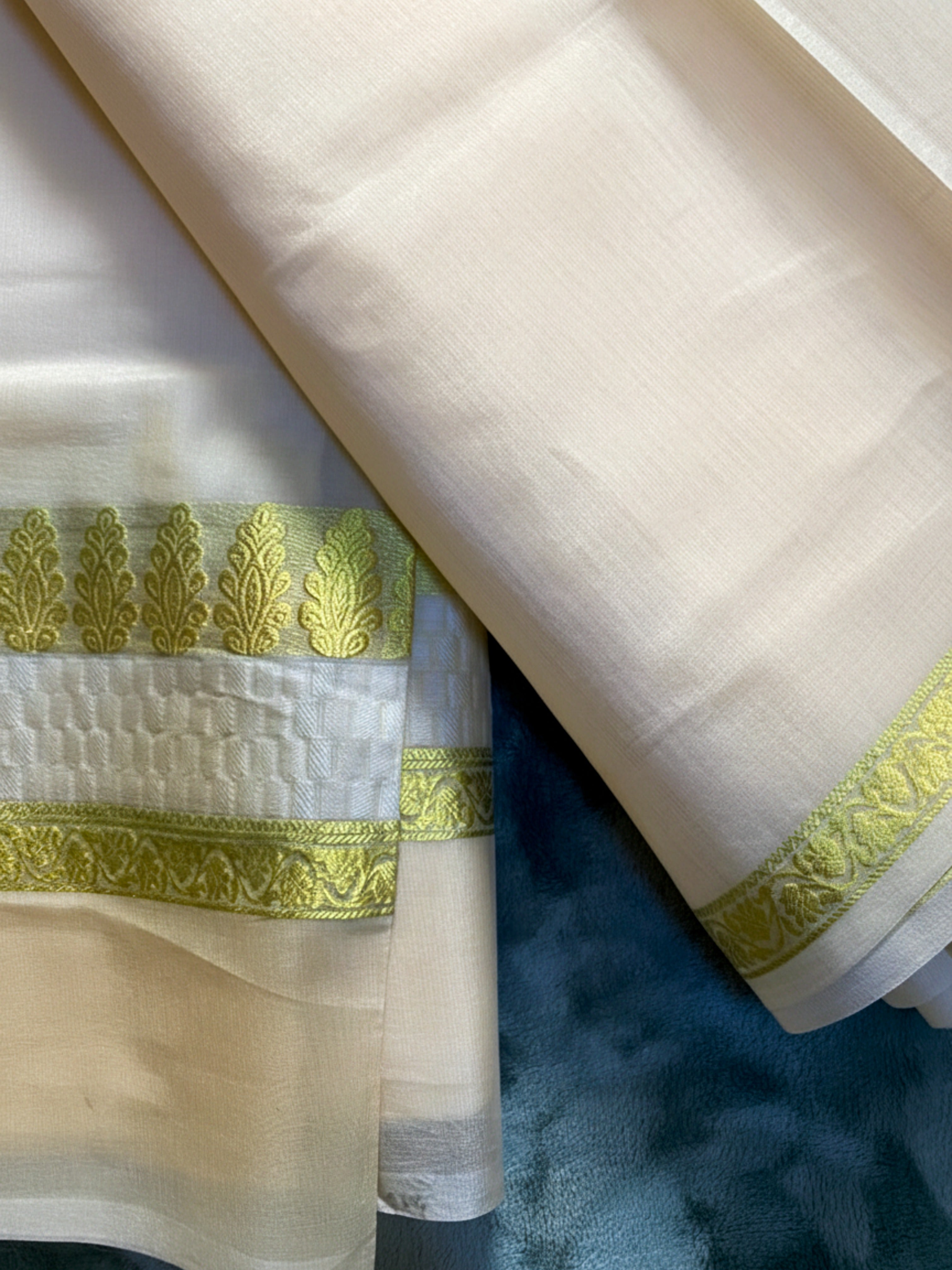 Exquisite Pure Bengaluru Silk Crepe Saree with Golden Zari Bentex Border | Patterned Checks