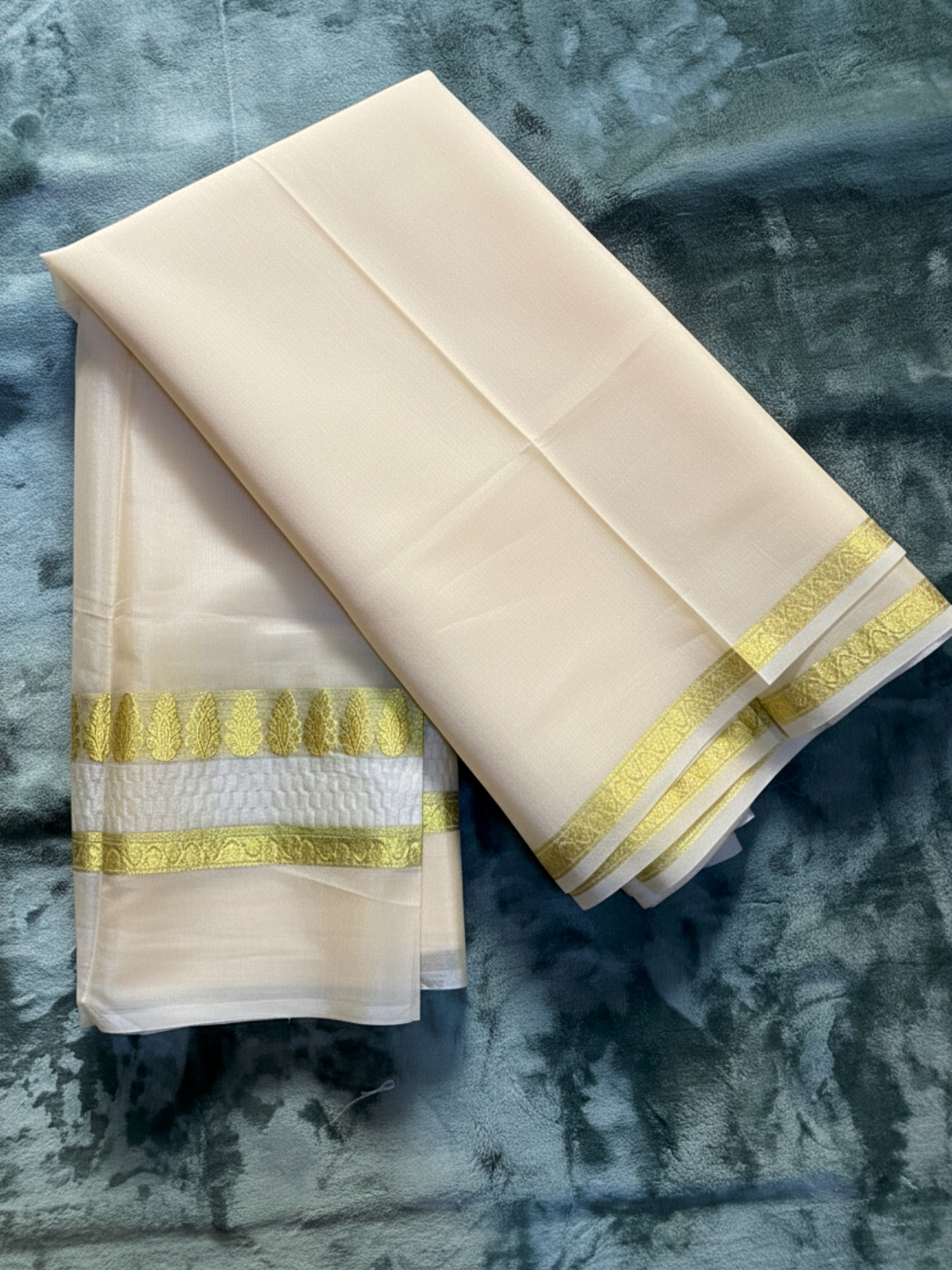 Exquisite Pure Bengaluru Silk Crepe Saree with Golden Zari Bentex Border | Patterned Checks